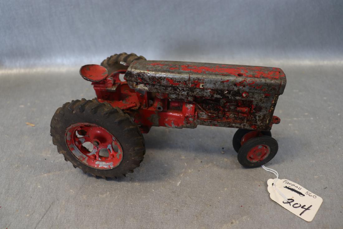Farmall 560 Tractor (1 of 5)