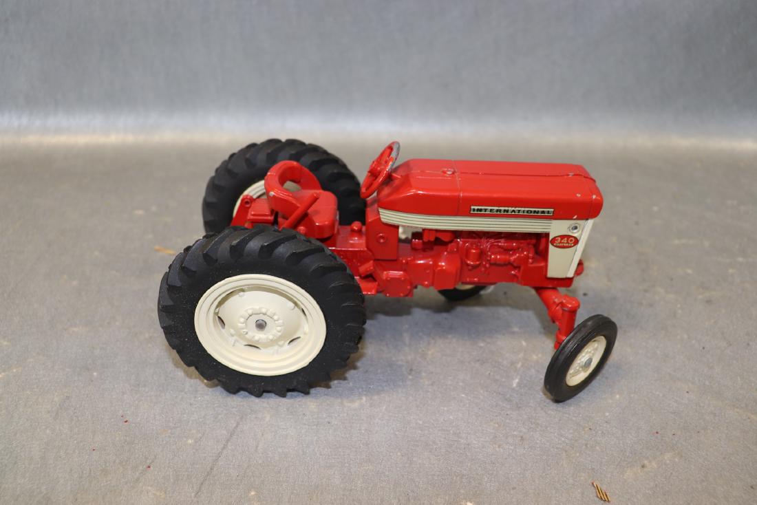 International 340 Tractor (1 of 5)