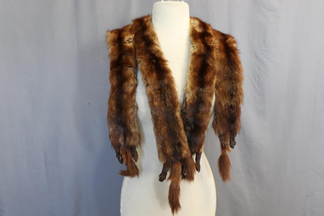 Vintage 4 Pelt Full Body Mink Stole: Hook clasp in front. Missing one eye, otherwise, great condition.
