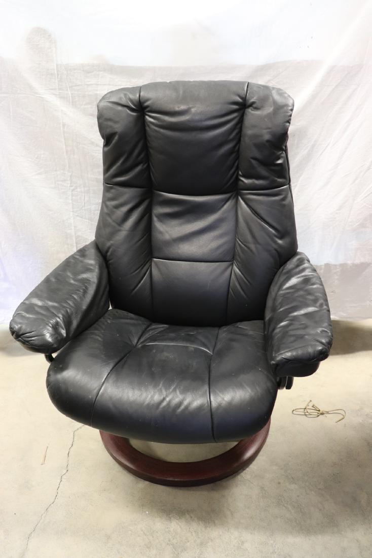 Stressless Black Leather Recliner by Ekornes: great confortable black reclining chair with round wood base