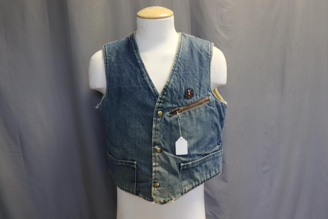 Vintage Sherpa Lined Carters Vest: Buttons are marked 'Carters, Lebanon NH'. Two front pockets plus one zipper pocket. Measures approx. 42 chest, 22 long. Light wear.