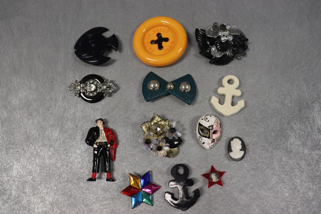 Assorted Vintage Novelty Pins: Assorted styles, see photos. Possible some Bakelite. All in Good condition.