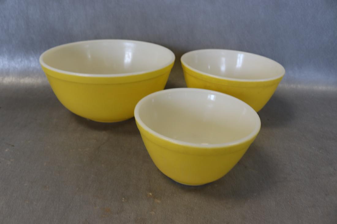 Set no 3 Yellow Pyrex Nesting Bowls: 2 1/2 quart, 1 1/2 quart and 1 1/2 pint, good used condition