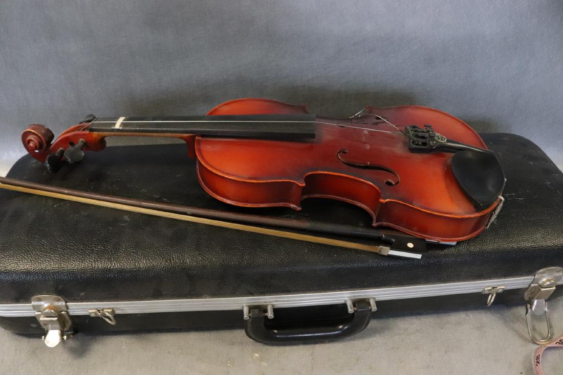 Vintage Suzuki Violin: in case with bow, as shown