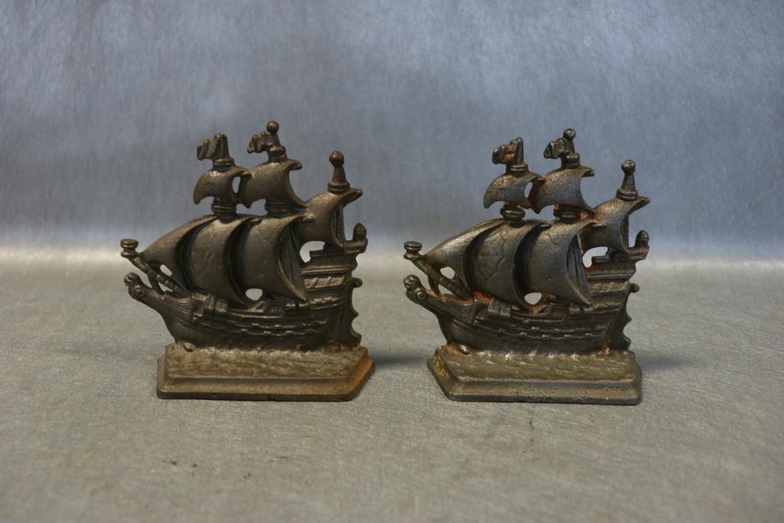 Vintage "A Galleon In The Time Of Elizabeth" Book Ends: Elizabethan galleon ship book ends. In the time of Elizabeth 1558-1603. Approx. 4 1/2" tall, 4 1/2" wide.