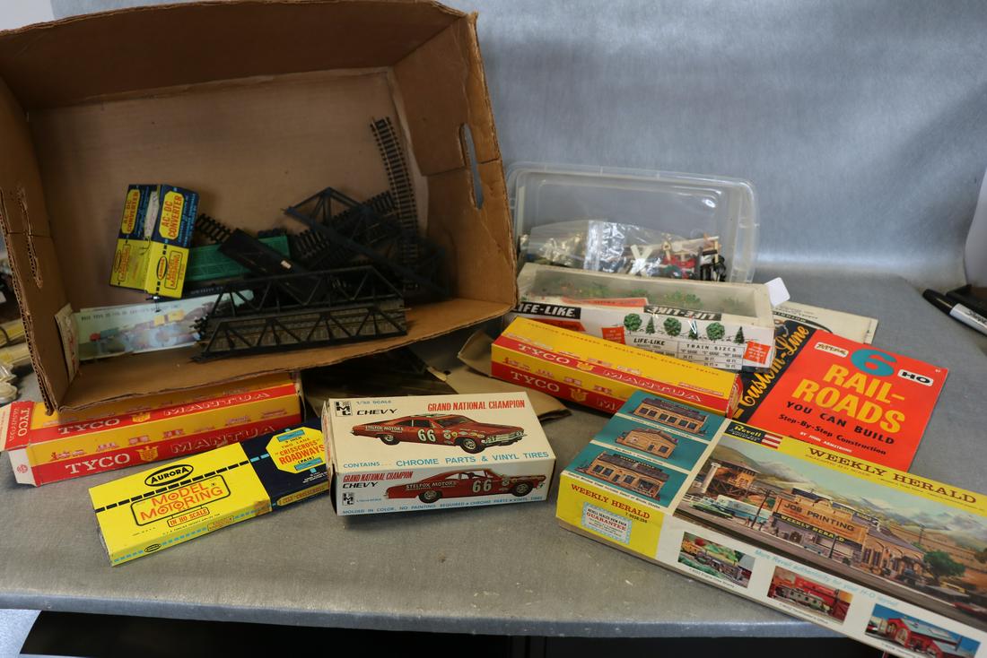 Lot Vintage HO Scale Trees, Buildings, Track (1 of 9)