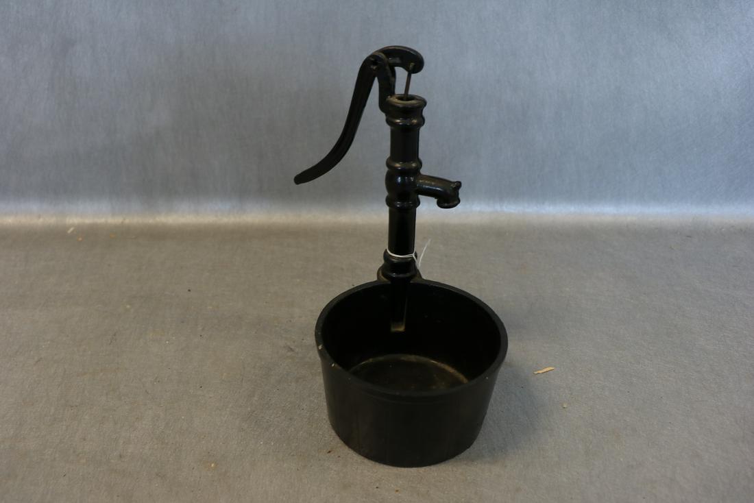 Vintage Toy Cast Iron Water Pump (1 of 3)