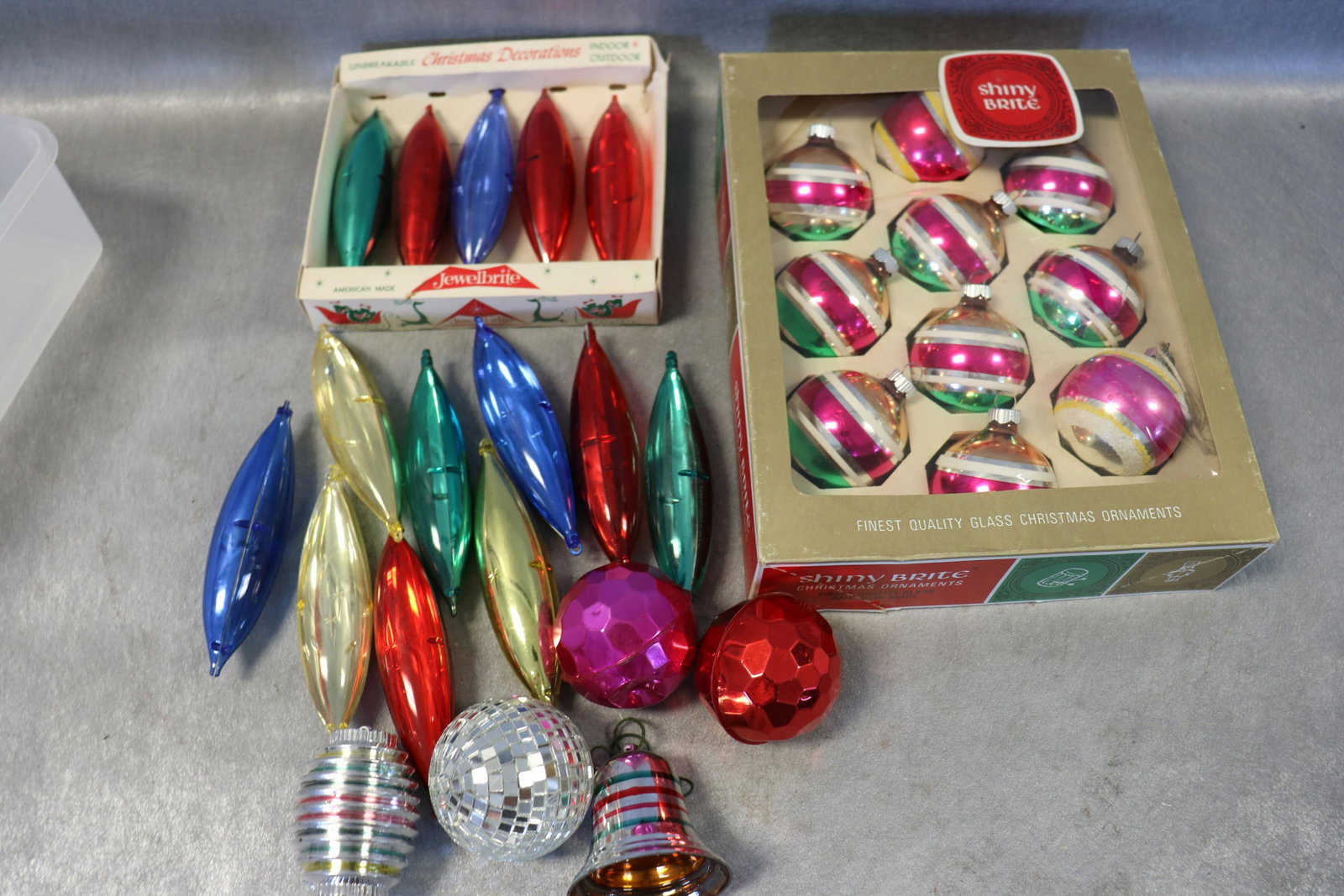 Lot of Vintage Christmas Tree Ornaments: Nice assortment, some glass, some plastic. All in great condition