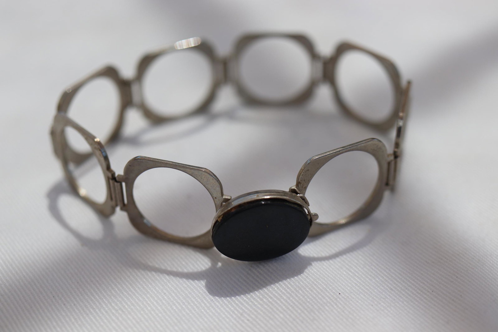 Vintage Silver tone Chain Bracelet w Black Stone: Approx. 8" long. Unique clasp underside of black stone