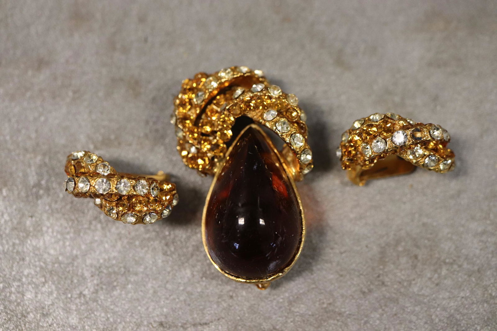 Hattie Carnegie Brooch & Earring Set (1 of 6)