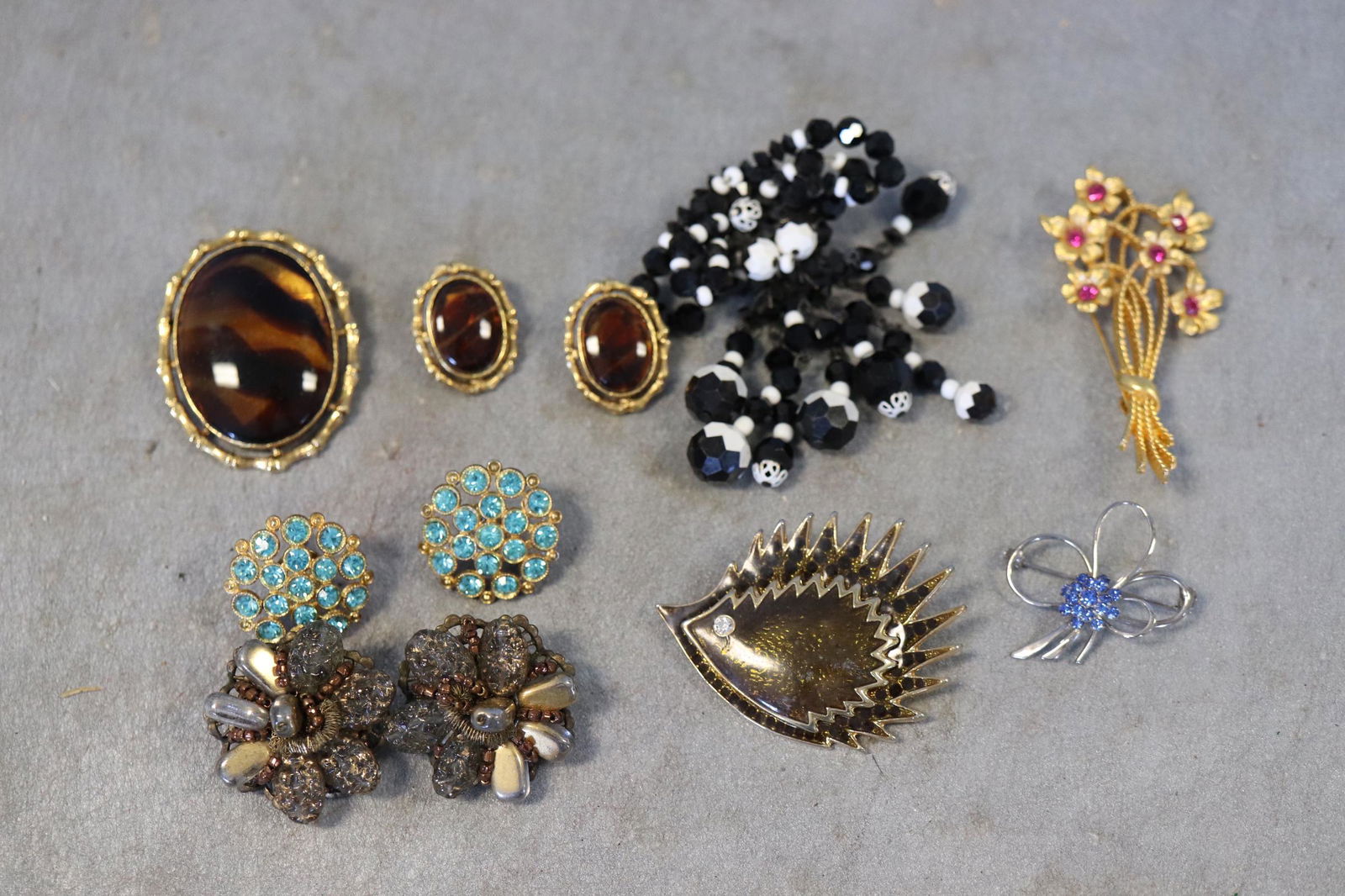 Lot Vintage 5 Brooch pins, 3 Pair Earrings (1 of 8)