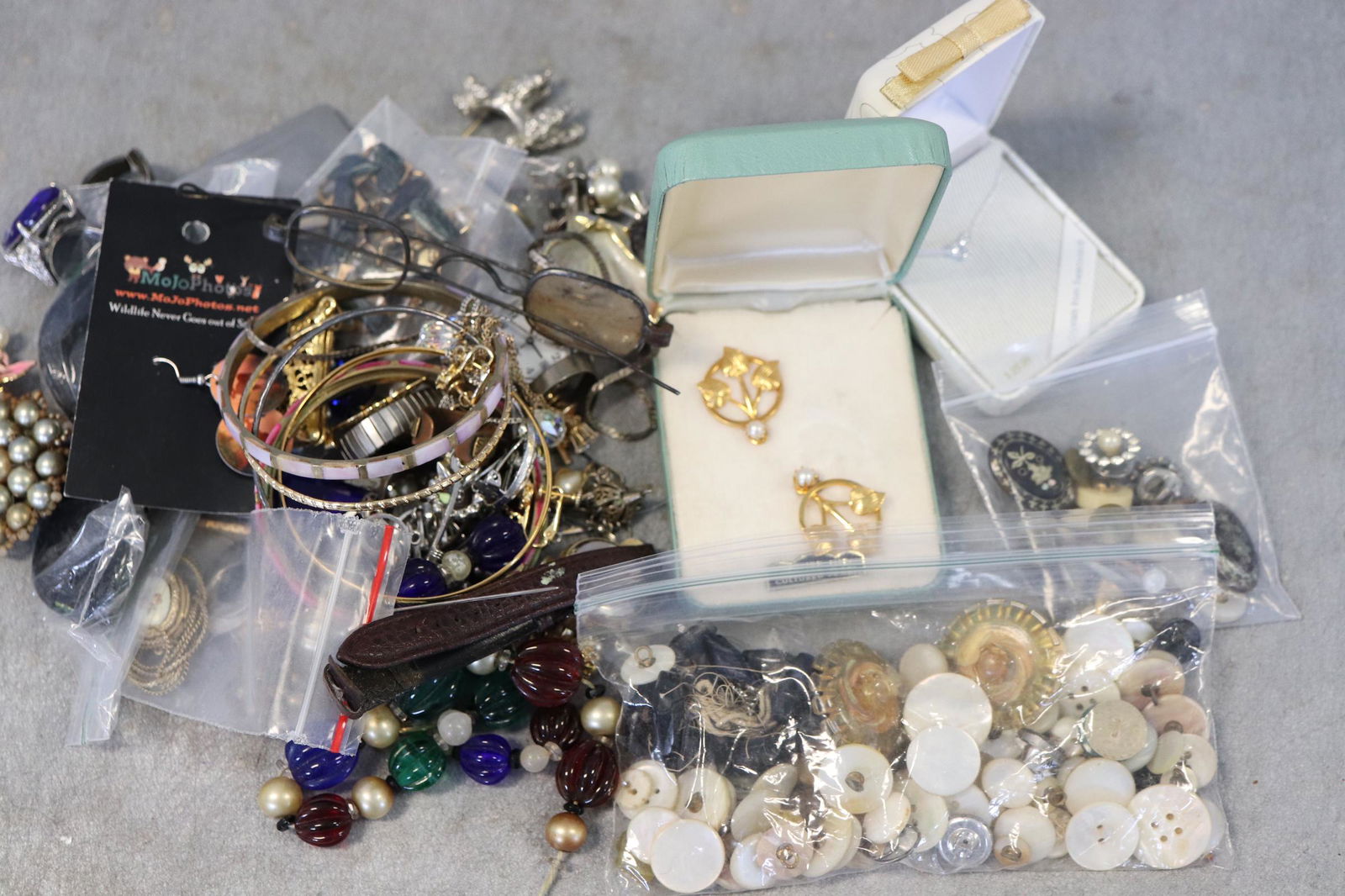 Bag Lot Costume Jewelry (1 of 7)