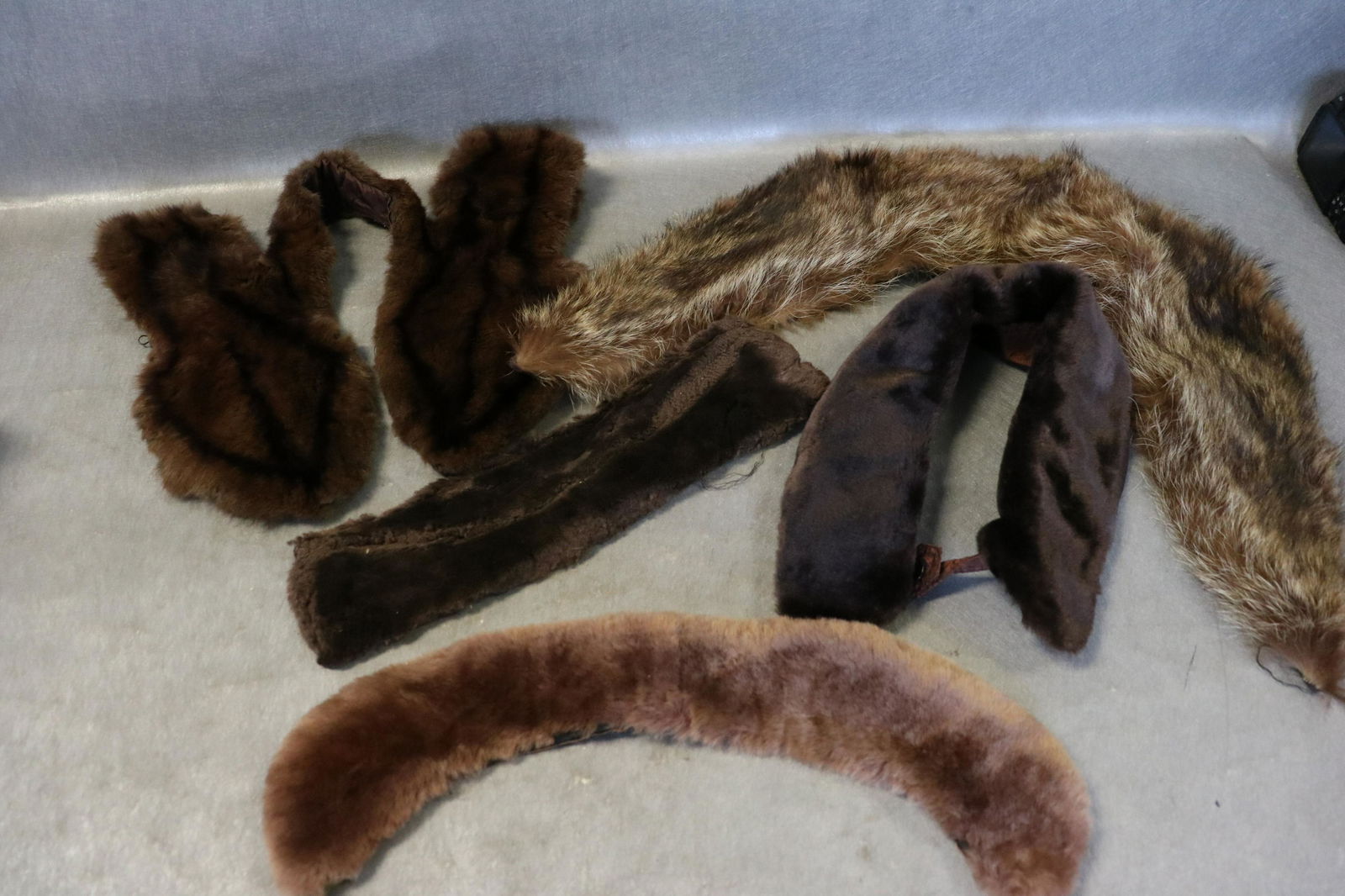 Lot 5 Vintage Fur Collars, Mink, Racoon: Racoon collar is lined, approx. 6" wide, 39" long. Mink collar is lined (needs small seam repair), 26" long. 3-faux fur collars, all in good condition.