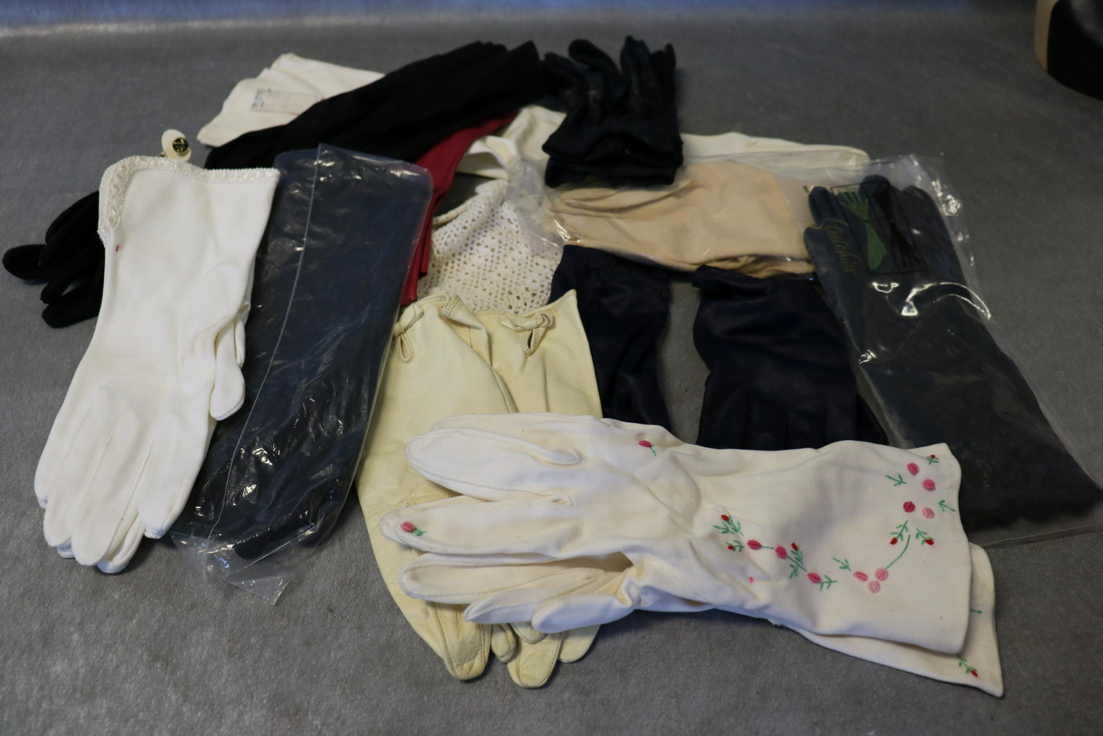 Lot of 12 pair Ladies Vintage Gloves: leather, crochet, fabric and embroidered, some old store stock