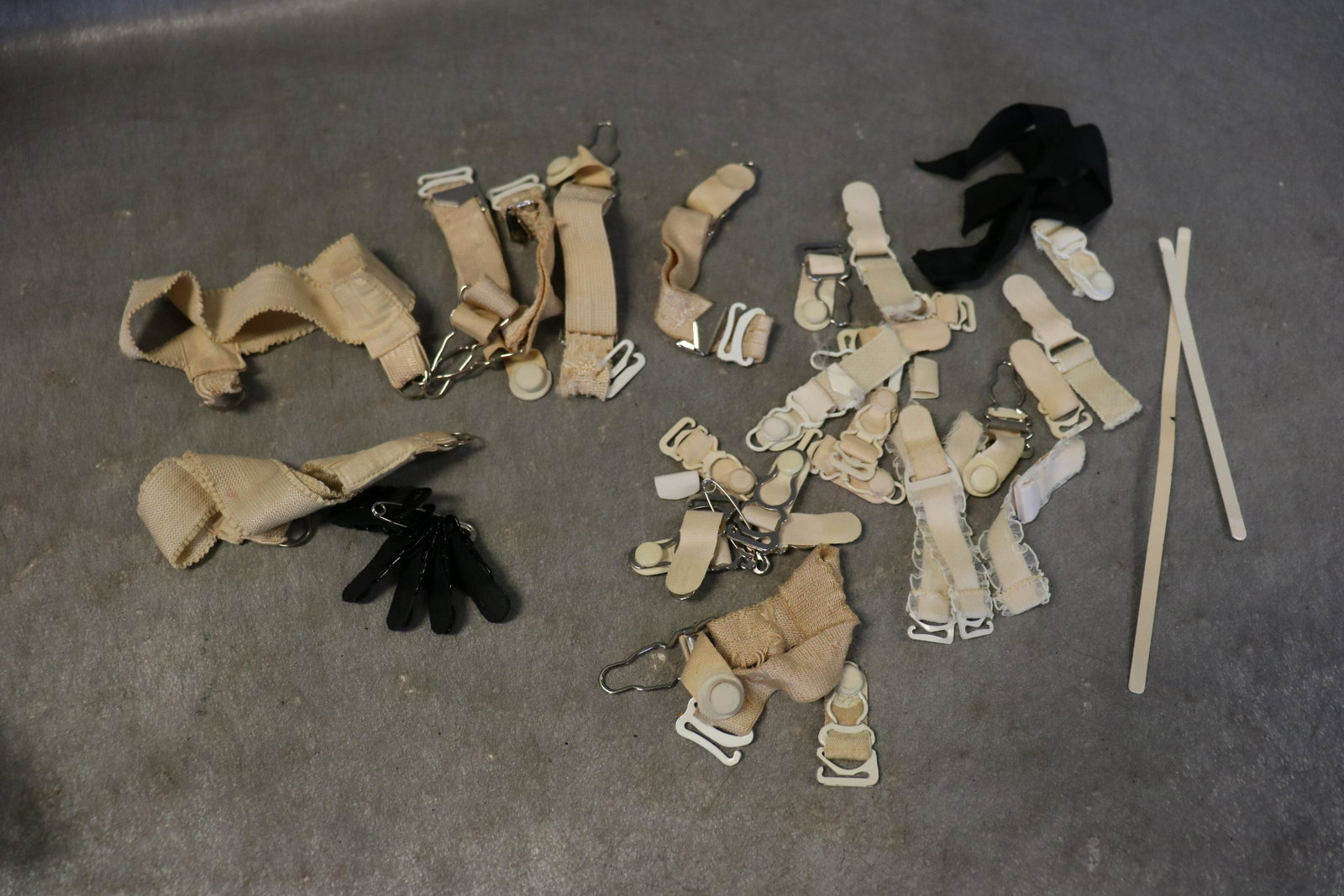 Lot Vintage Garters For Nylons: 1 set garters belts for the thigh, all in slightly used condition.