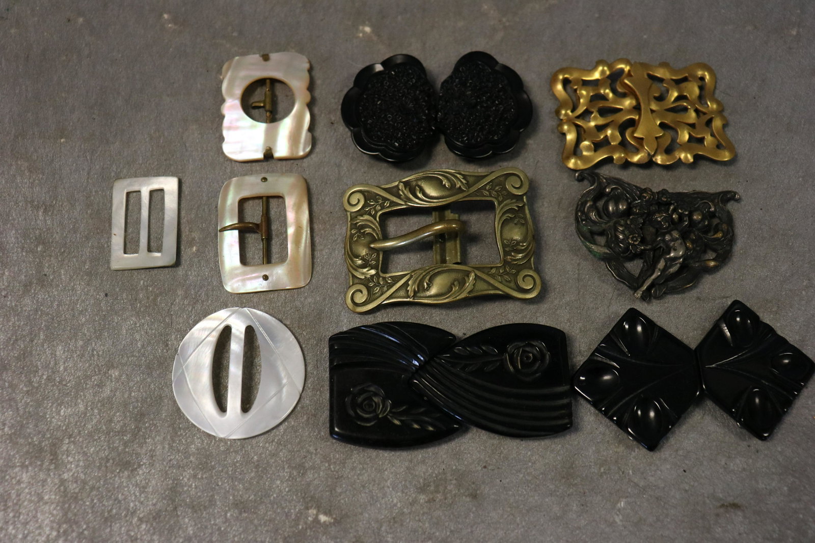 Lot Vintage Belt Buckles, Bakelite, Mother Of Pearl: Great collection of vintage belt buckles, one appears to be art deco era.