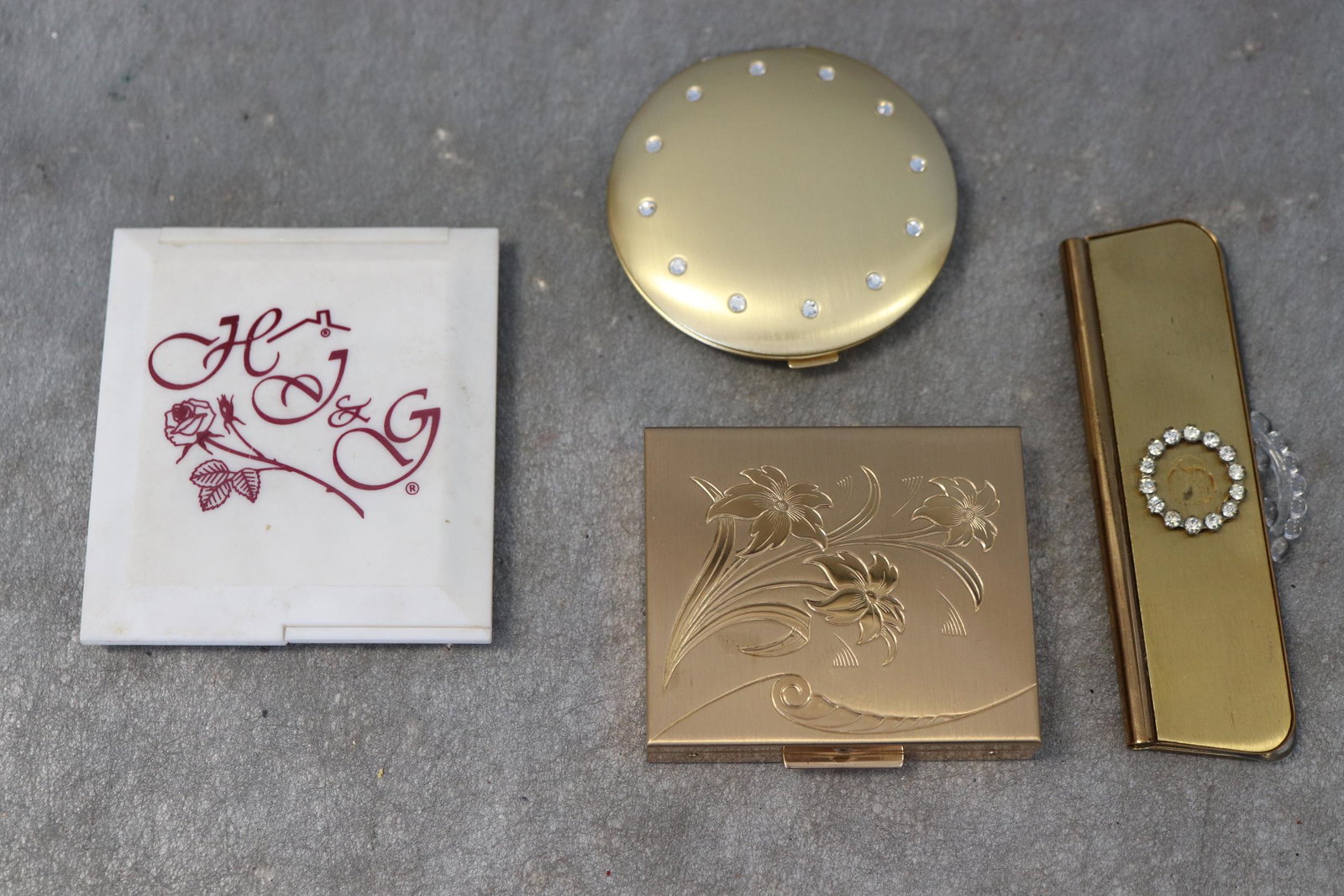Lot of 3 Vintage Compacts, Comb: All three compacts in very good condition (white has light dust/soil), the folding comb in good working condition but seems to be missing center applied design.