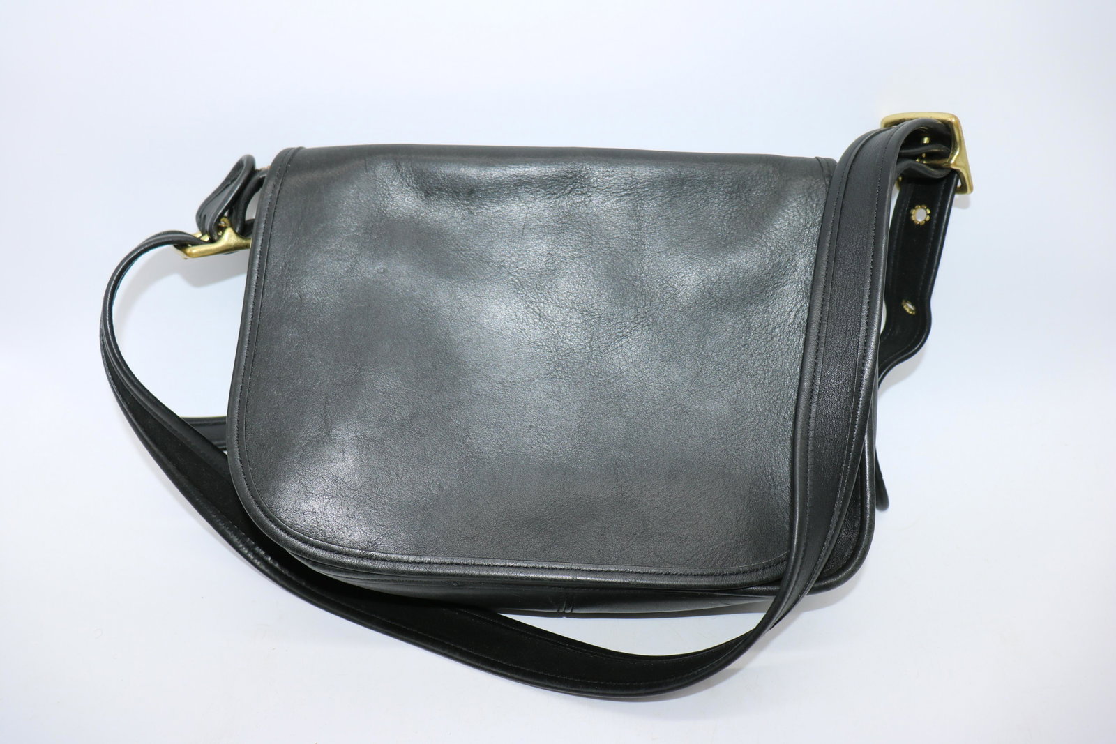 Vintage Coach Handbag, B9D-9951: Black leather, adjustable straps, 8x11", multiple pockets.