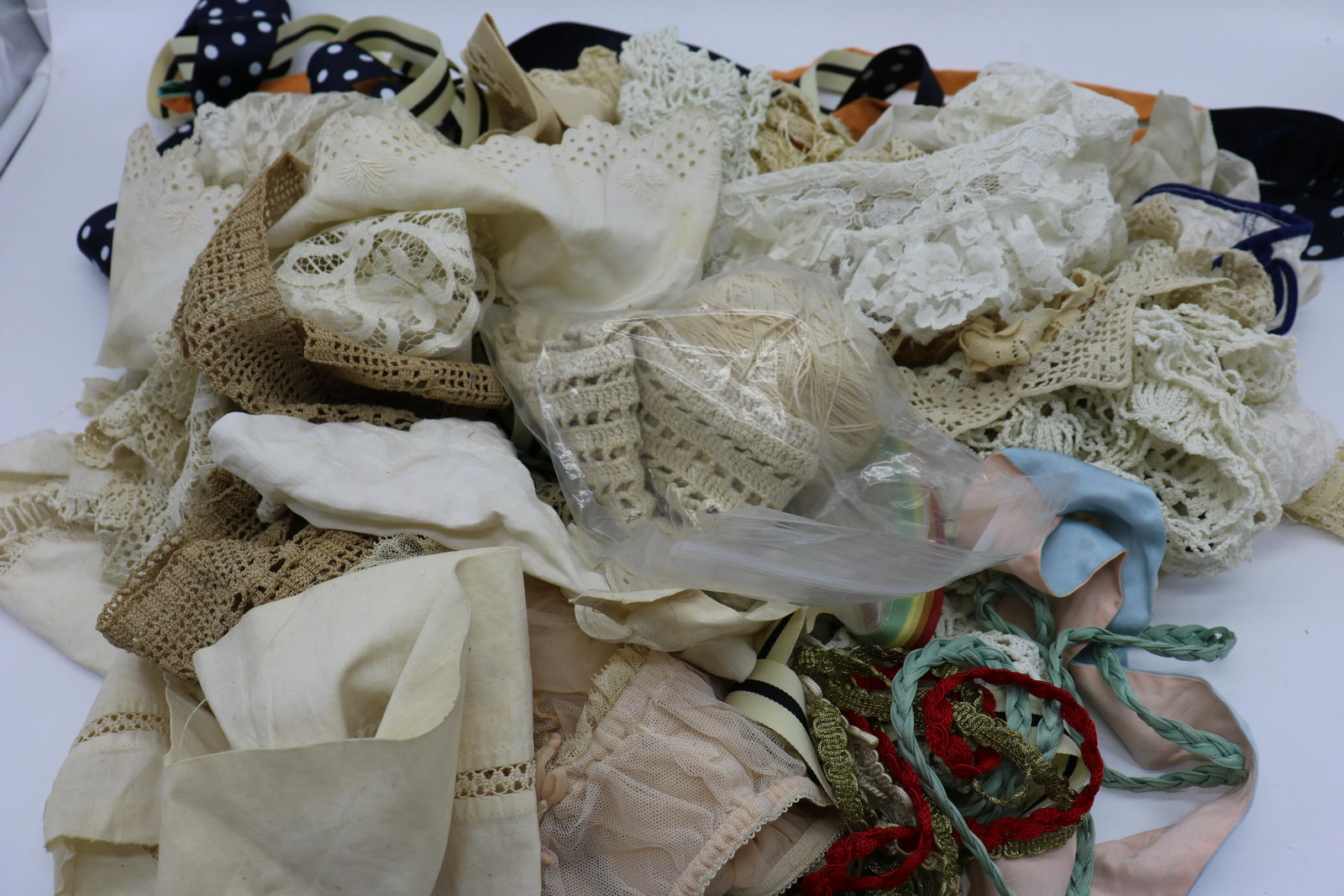 Large Lot Vintage Edging, Trim, Ribbon: Great assortment of lace trim, includes Battenberg lace sleeve, collars, tatting thread.