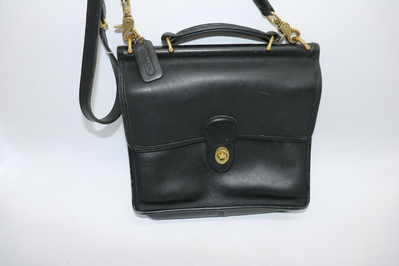 Vintage COACH Black Leather Willis Station 9927 Flap: some wear at corners, and edges of back pocket, see photo's, No. H9P-9927