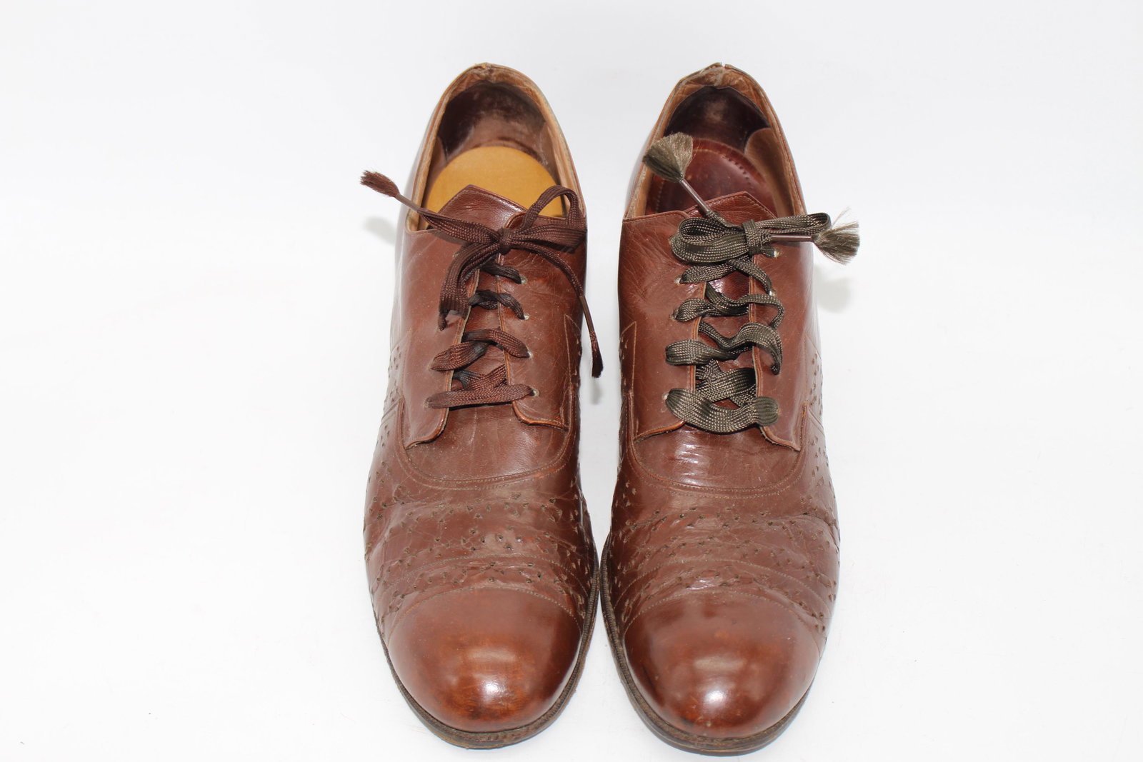 1920's Oxford Women's Brown Leather Shoes: Lace-up (unmatched laces), 1 1/2" stacked heels, approx. 10" long, 3" wide under shoe. Some very light wear and soil.