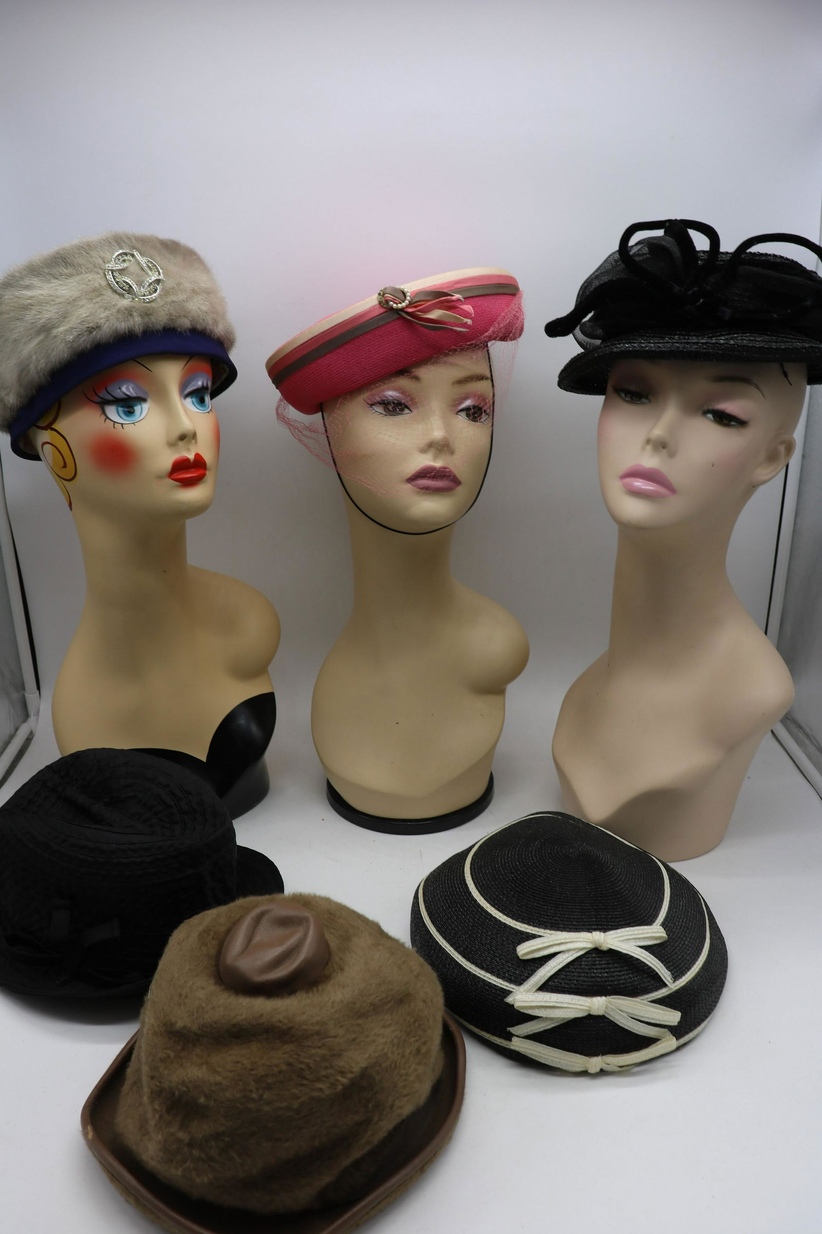 Lot of 6 Vintage Ladies Hats: Includes navy & mink pillbox with rhinestone brooch; brown felt Emma Boutique pillbox; 3 raffia hats, one with Union Made Label; black cloth textured hat size medium.