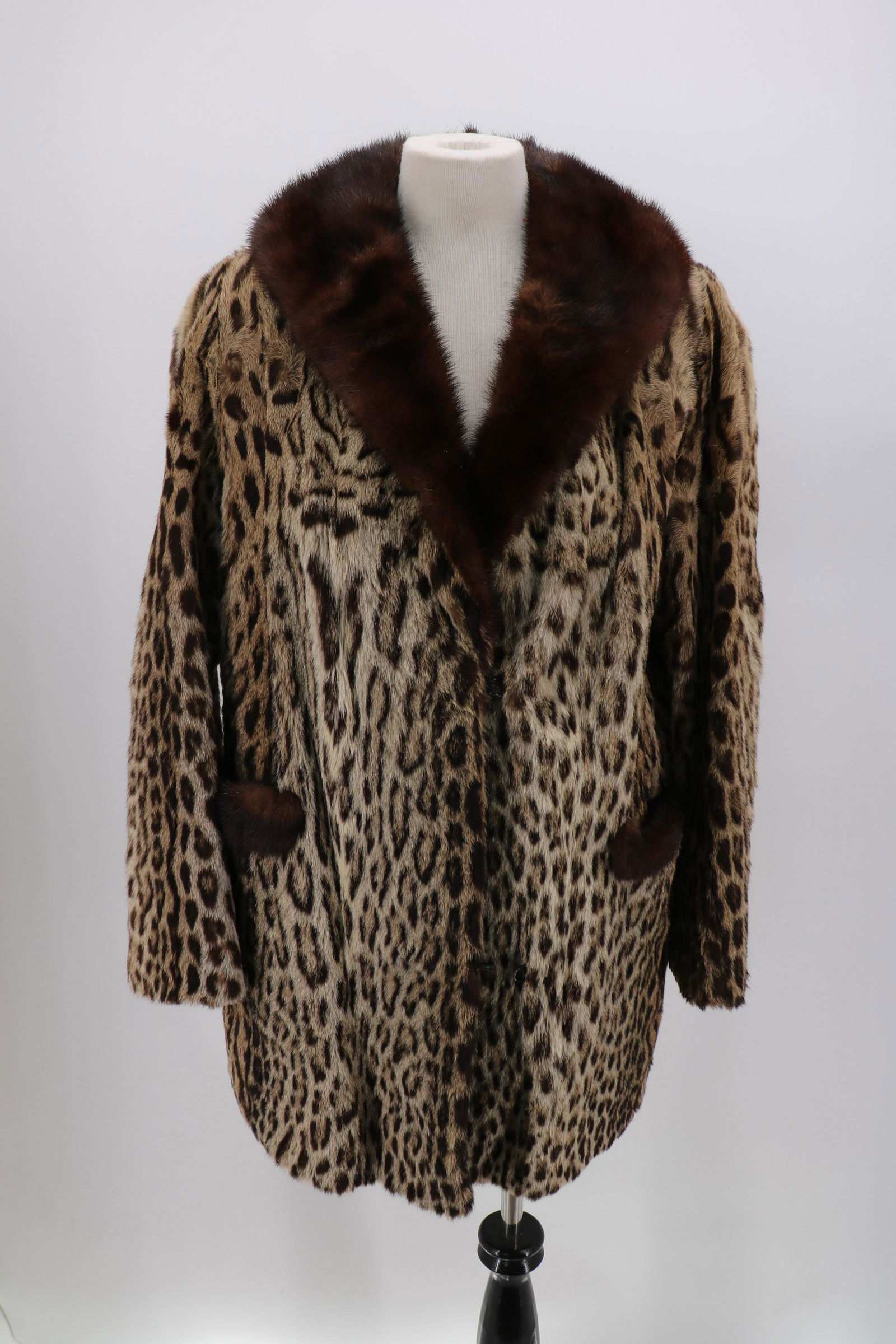 Vintage 1950's Leopard Fur Coat with Mink: mink shawl collar and mink trimmed pockets, eye hook front, (missing on loop), some light wear in spots, see photo's, approx. 44 bust and waist