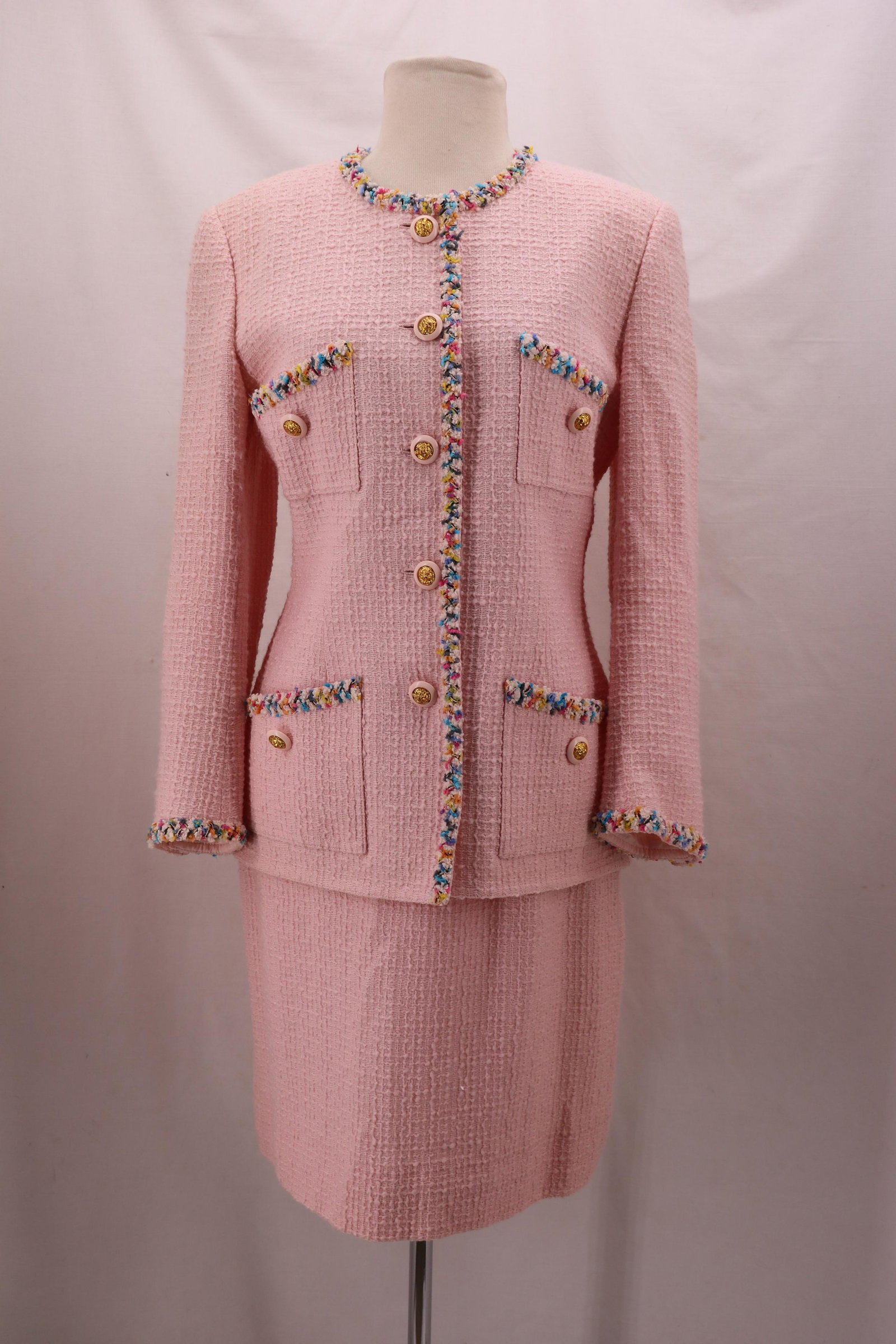 Vintage 1980 Richard Carriere Pink Jacket & Skirt Suit: Loose-weave fabric. Jacket has contrasting confetti trim, shoulder pads, 4 pockets, approx. 38 bust. Skirt has fixed waistline, back zipper. Approx. 28 waist.