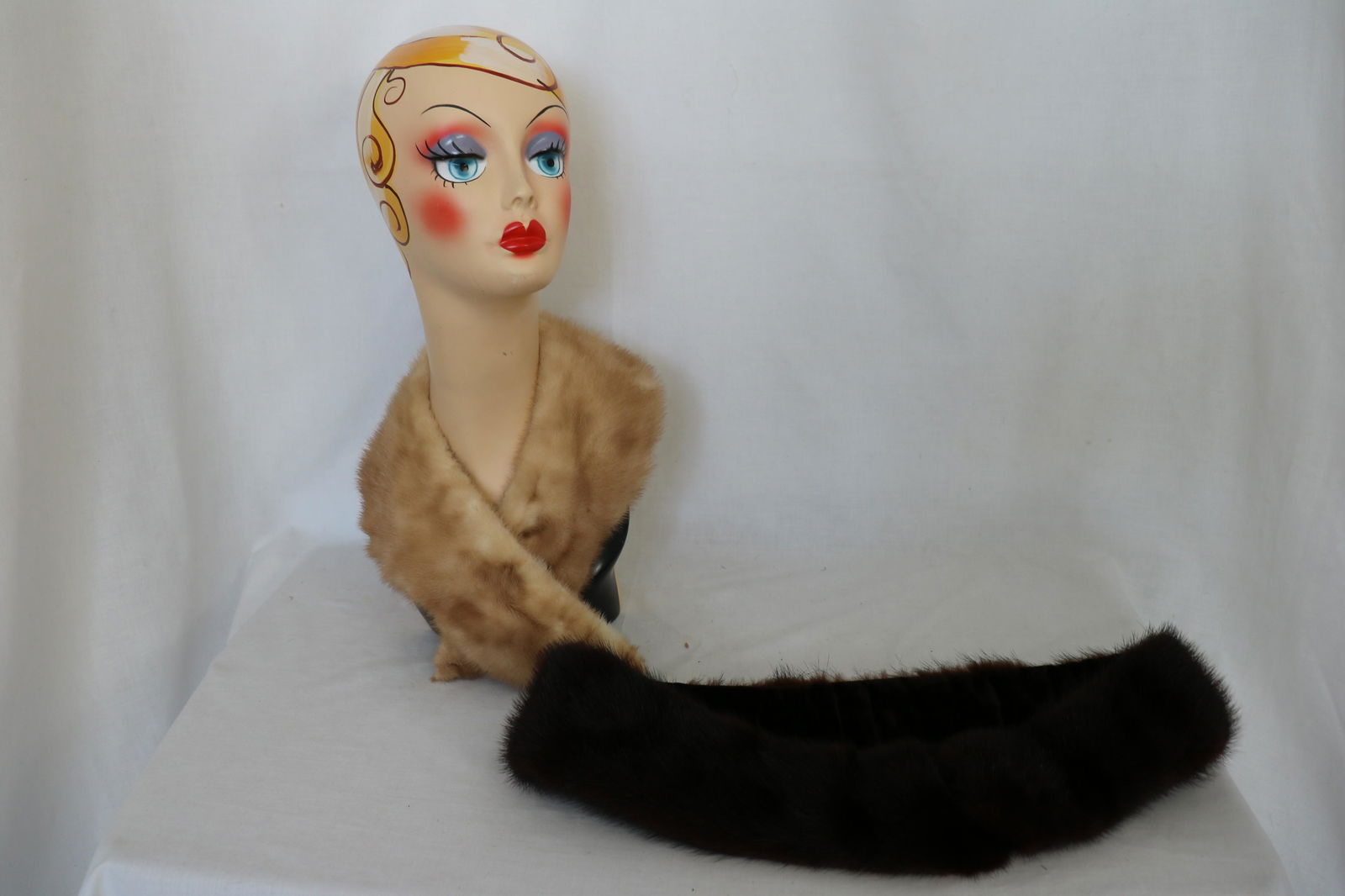 Lot of 2 Vintage Mink Collars, Dark Brown & Blonde: both in good condition