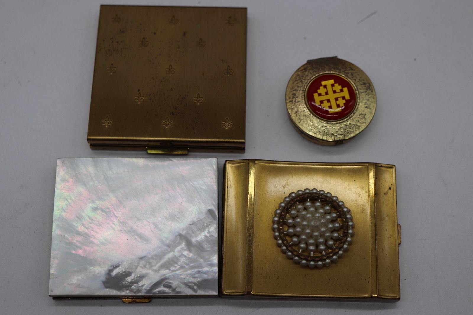 Lot of 4 Compacts: zell needs mirror glued back in, mother of pearl covered, pearl covered natural art, and asian pill box style