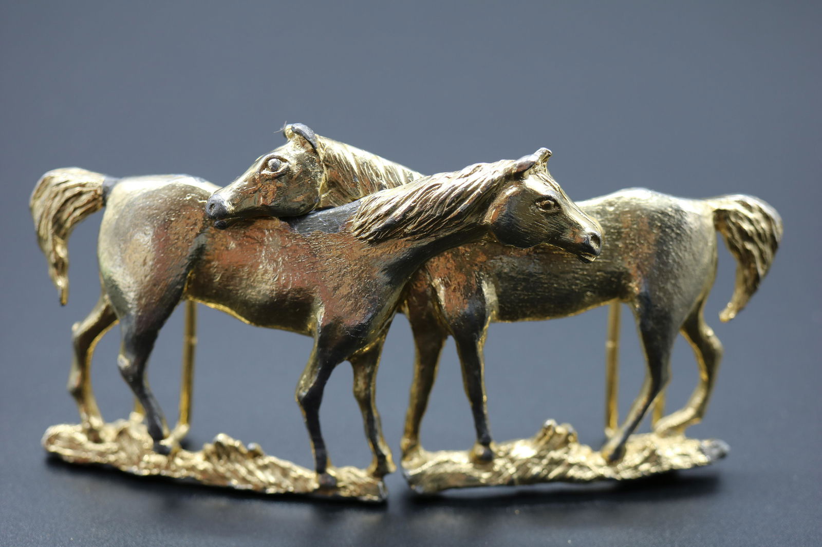 Vintage 1986 Mimi Di N Double Horse Belt Buckle in Gold (1 of 5)