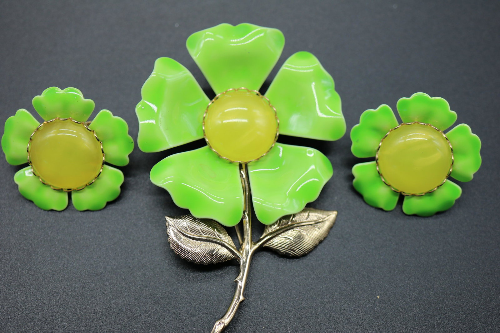 Vintage Signed Emmons Enamel Daisy Brooch & Matching: green enamel with yellow lucite center and gold tone stem, clip on earrings, brooch approx. 3 1/4 inches tall