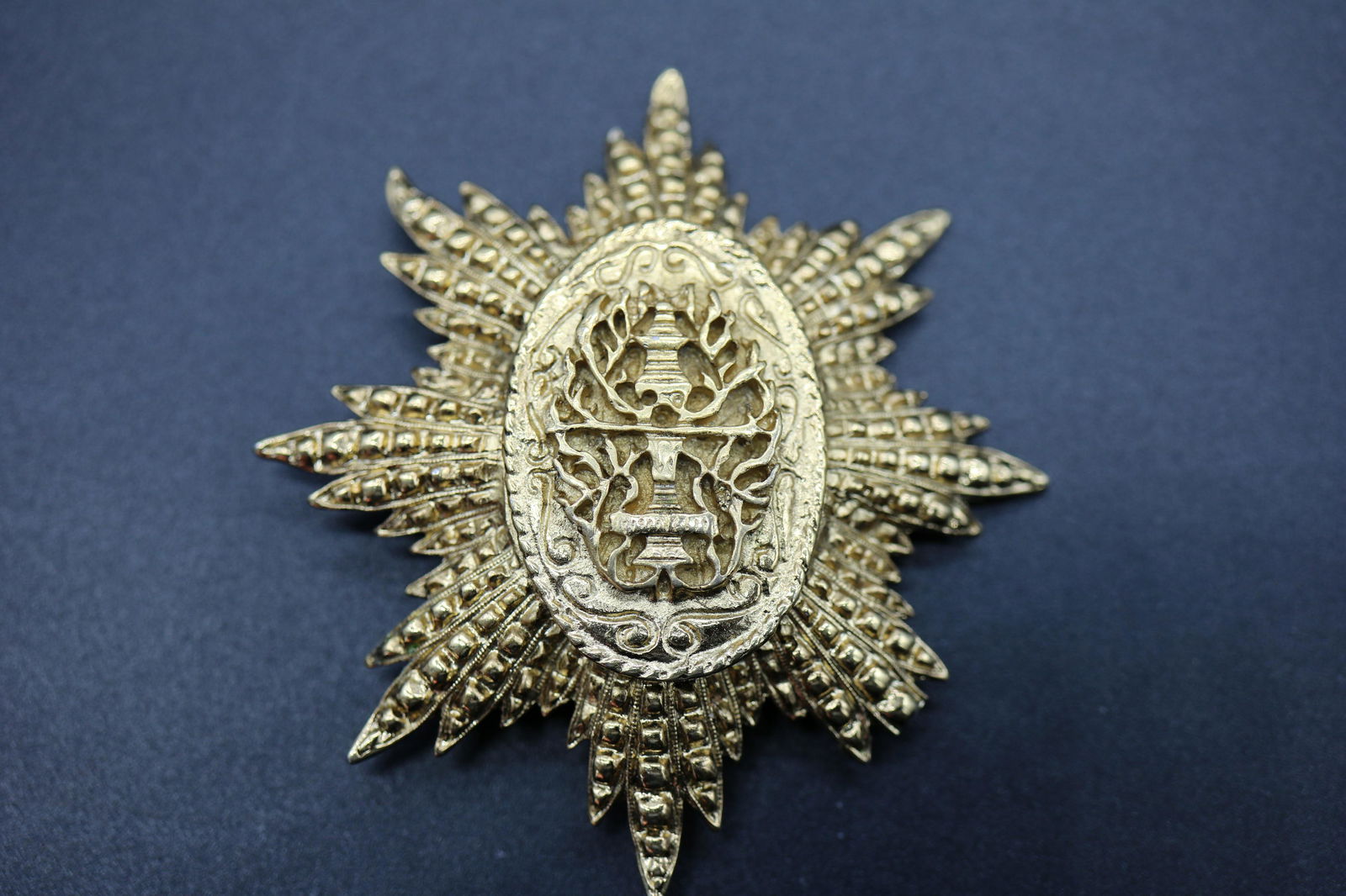 Vintage Erwin Pearl, P E P, Gold Tone Star Burst Brooch: star burst brooch with an asian design, approx. 2 3/4 inches across