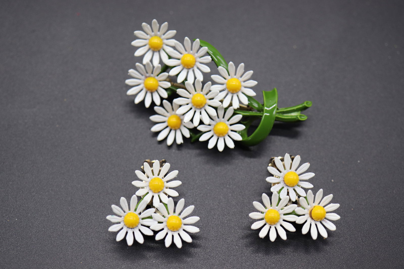Vintage Enamel Painted Daisy Brooch & Earring Set: great for spring or summer, brooch approx. 2 1/2 inches tall, clip on earrings