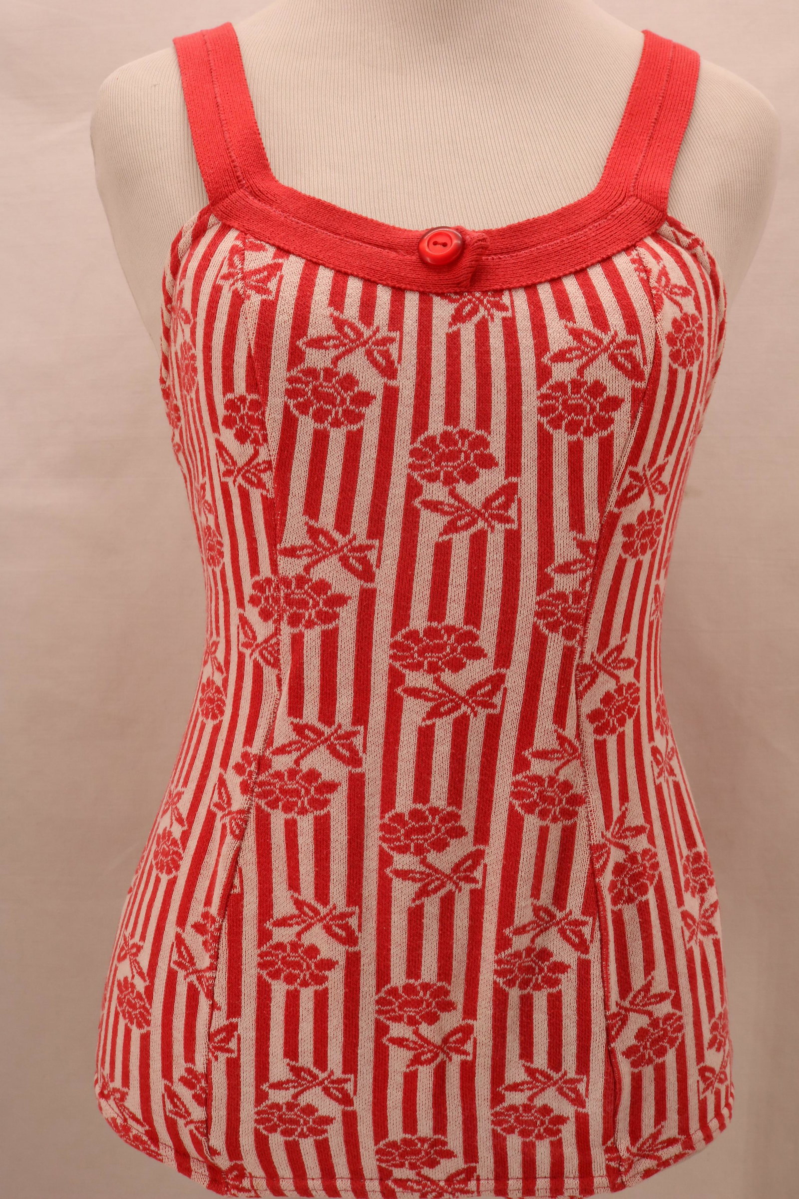 Vintage 1950's Catalina Girls Red and White Floral: Vintage 1950's Catalina Girls Red and White Floral Cotton Swimsuit with button adjustable straps. This is made of a substantial weight cotton knit fabric. Button detail at the center front. There are 