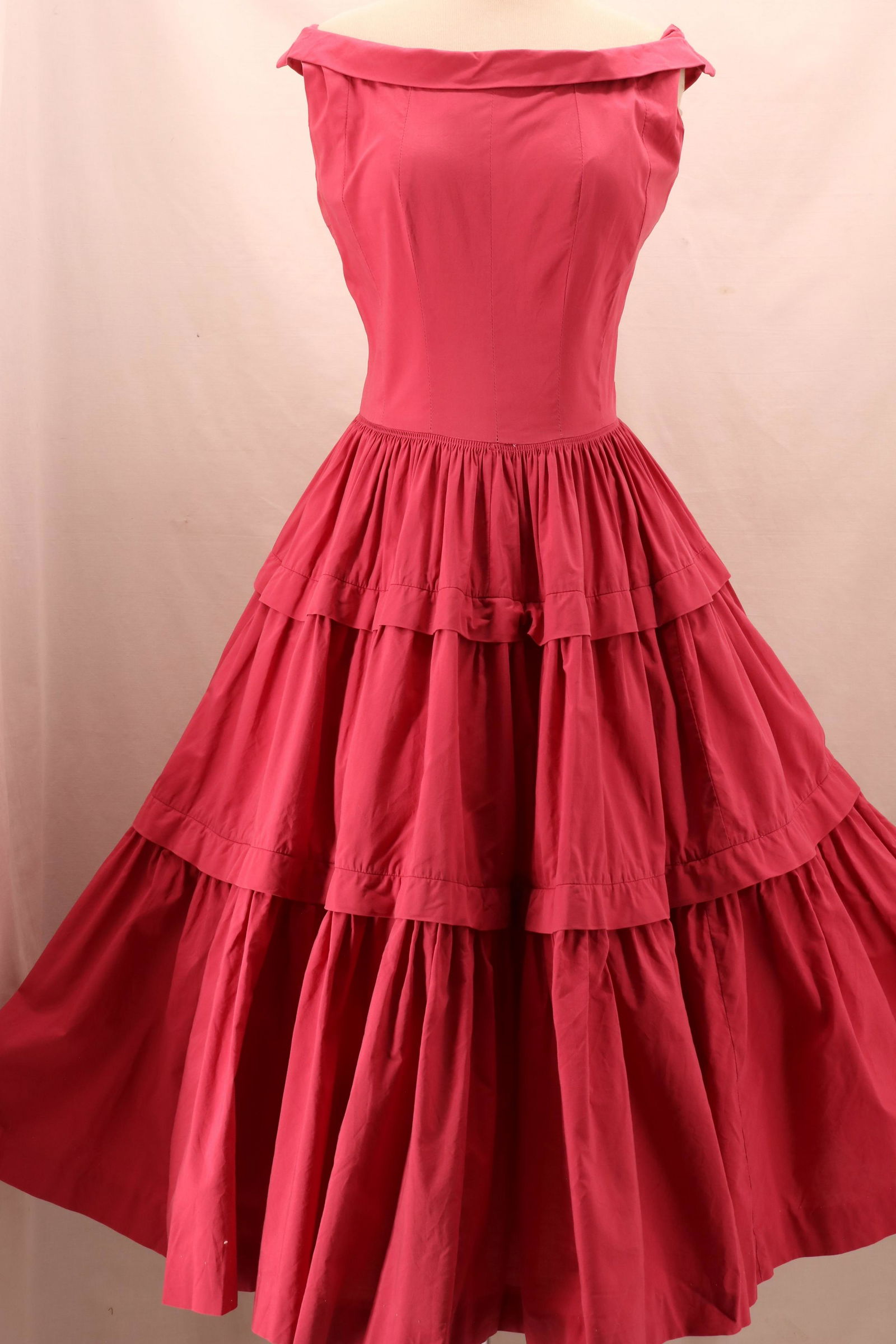 Vintage 1950's SUZY PERETTE Full Gathered Skirt Cotton: Vintage 1950's SUZY PERETTE Cotton Dress in deep blush rose color. Off the shoulder styling at the bodice with a very full, 3 layer gathered skirt. 15" metal zip closure at the rear. Approx: Bust 36",