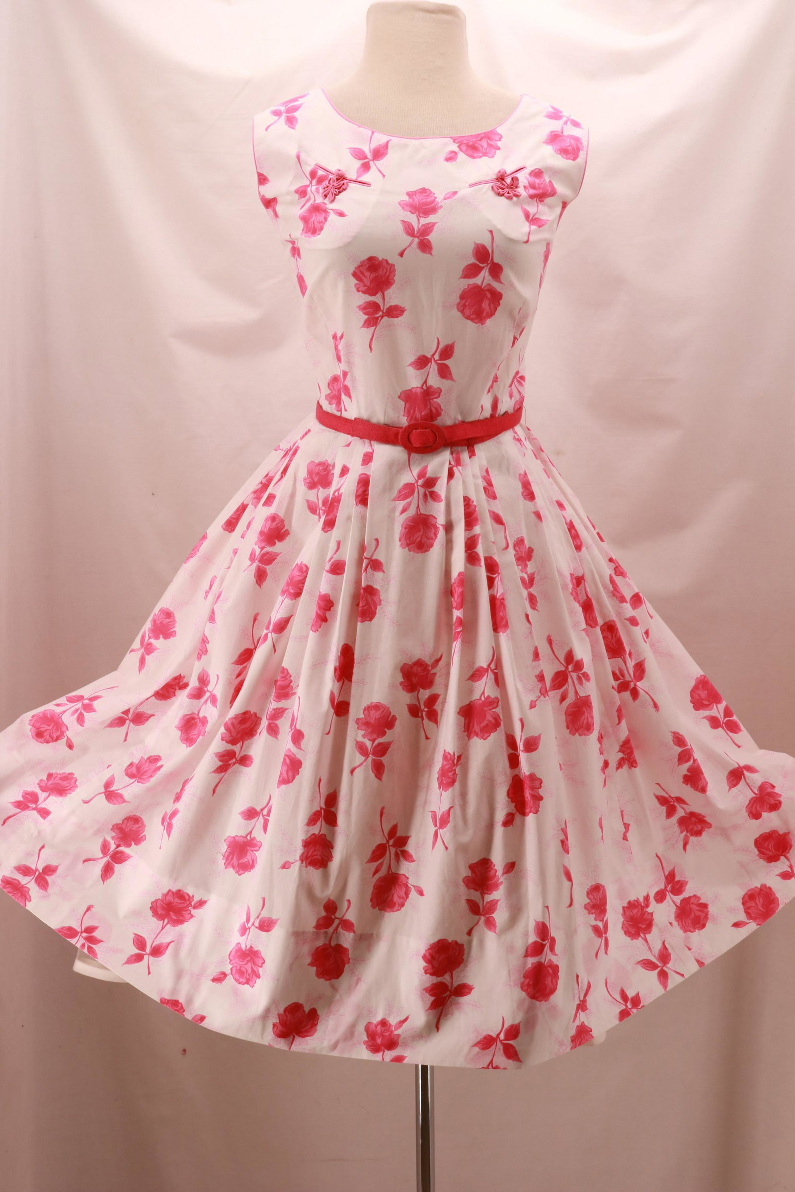 Vintage 1950's Cotton Colony Classics Pink and White: Vintage 1950's Cotton Colony Classics Pink and White Rose Dress. Made in Hong Kong. Interesting pocket detail with frog closures. 17" metal zipper rear closure. Generously pleated, full skirt. Approxi