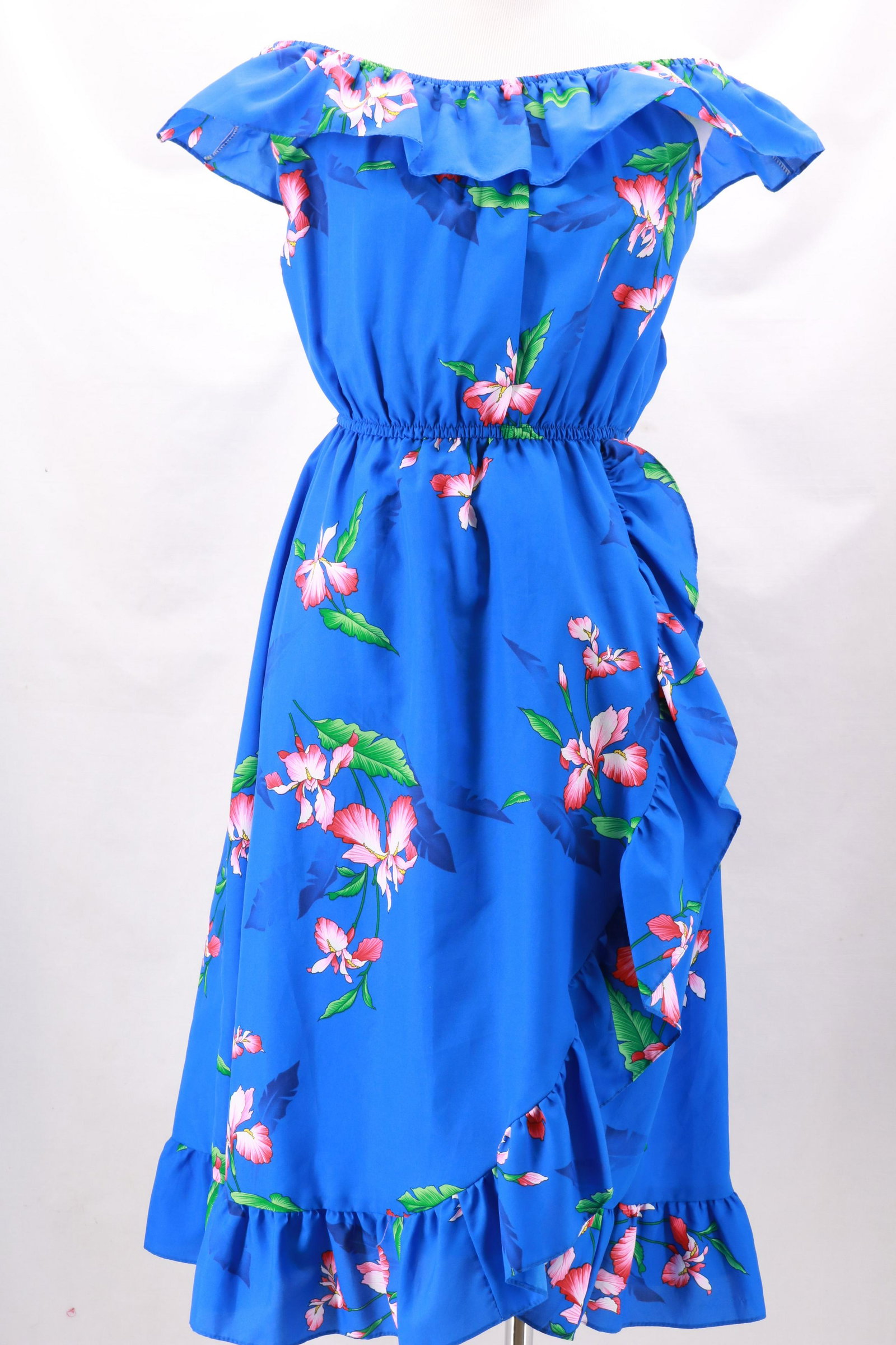 Vintage CASUAL WEAR Made in Hawaii Polyester Summer: Vintage CASUAL WEAR Made in Hawaii Polyester Summer Dress. Approximate measurements: Bust 36", Waist 24"