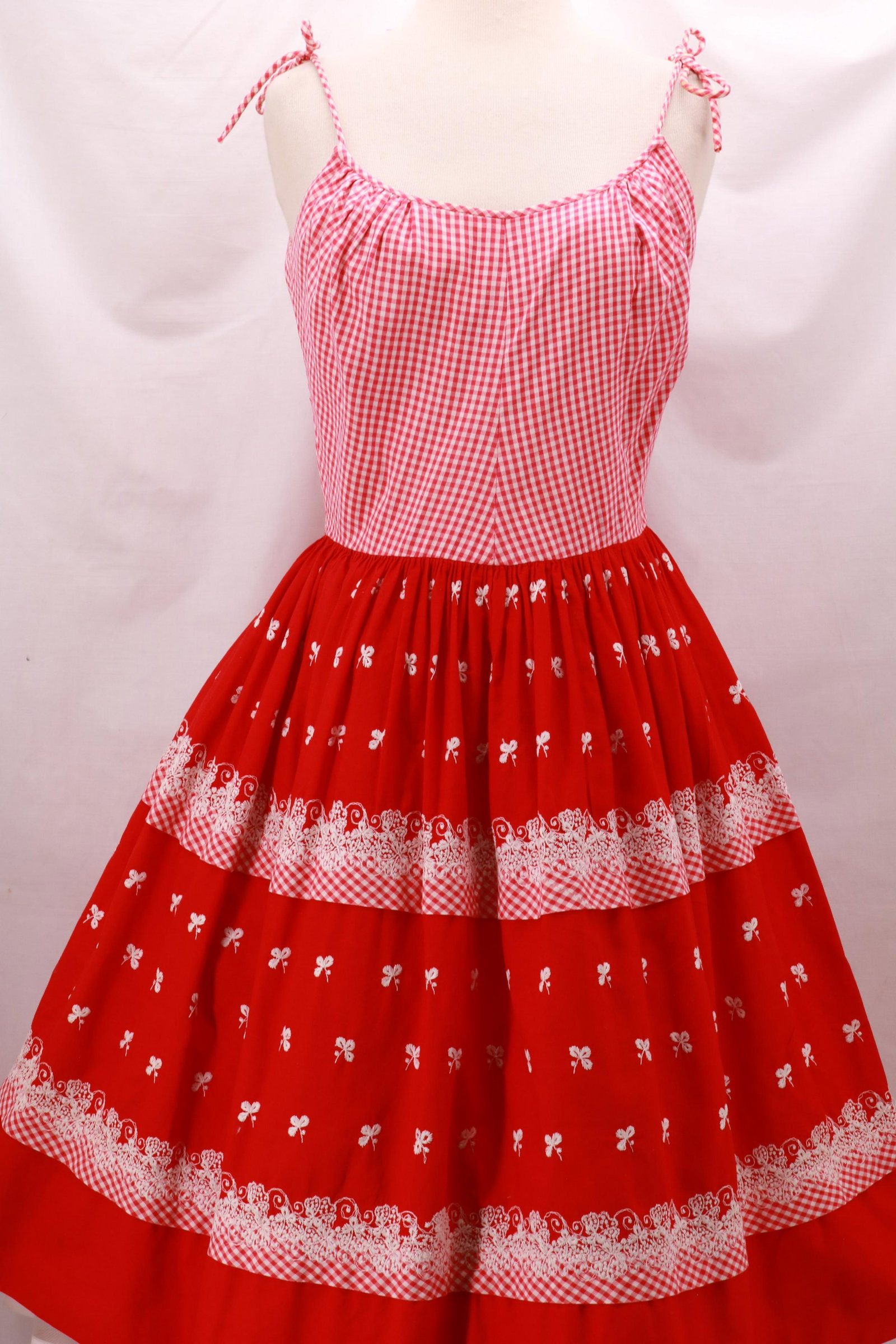 Vintage 1950's PAT HARTLEY Red & White Gingham Sun: Vintage 1950's PAT HARTLEY Red & White Gingham Su+D32:D46n Dress with embroidery detail along the full skirt. Metal zip opening at the back. Full, gathered skirt. Approximate measurements: Bust 36", W
