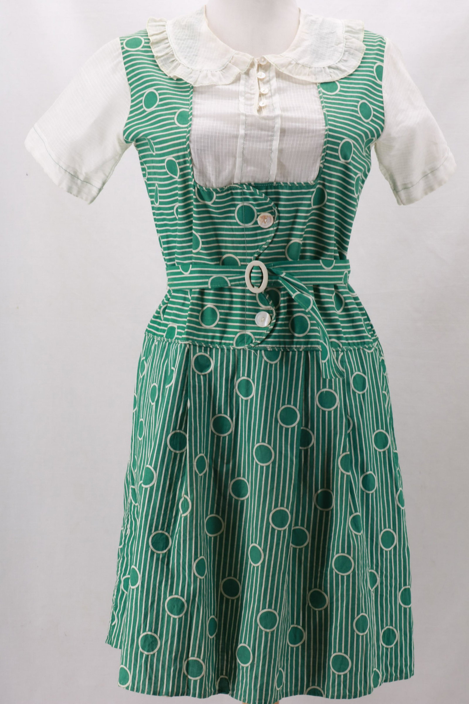 Vintage 1920's MAYFAIR Cotton Green & White Cotton Drop: Vintage 1920's MAYFAIR Cotton Green & White Drop Waist Cotton Dress with novelty print circle and stripe design. Charming ruffled collar, MOP button closure at the front bodice and matching fabric bel