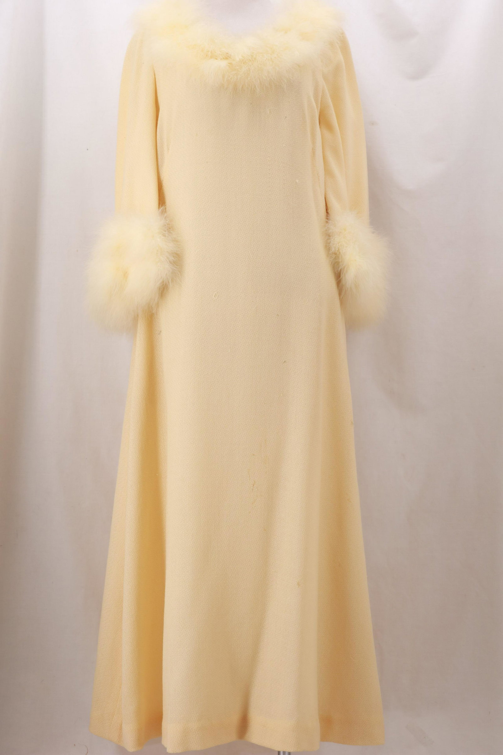 Vintage ELIZABETH ARDEN New York Emu/Ostrich Feather: Vintage 1970's ELIZABETH ARDEN New York Emu/Ostrich Feather Trimmed Dress in an open weave textile. Fully lined. There are holes and spots throughout. Please see photos. Hidden seam pocket on the righ