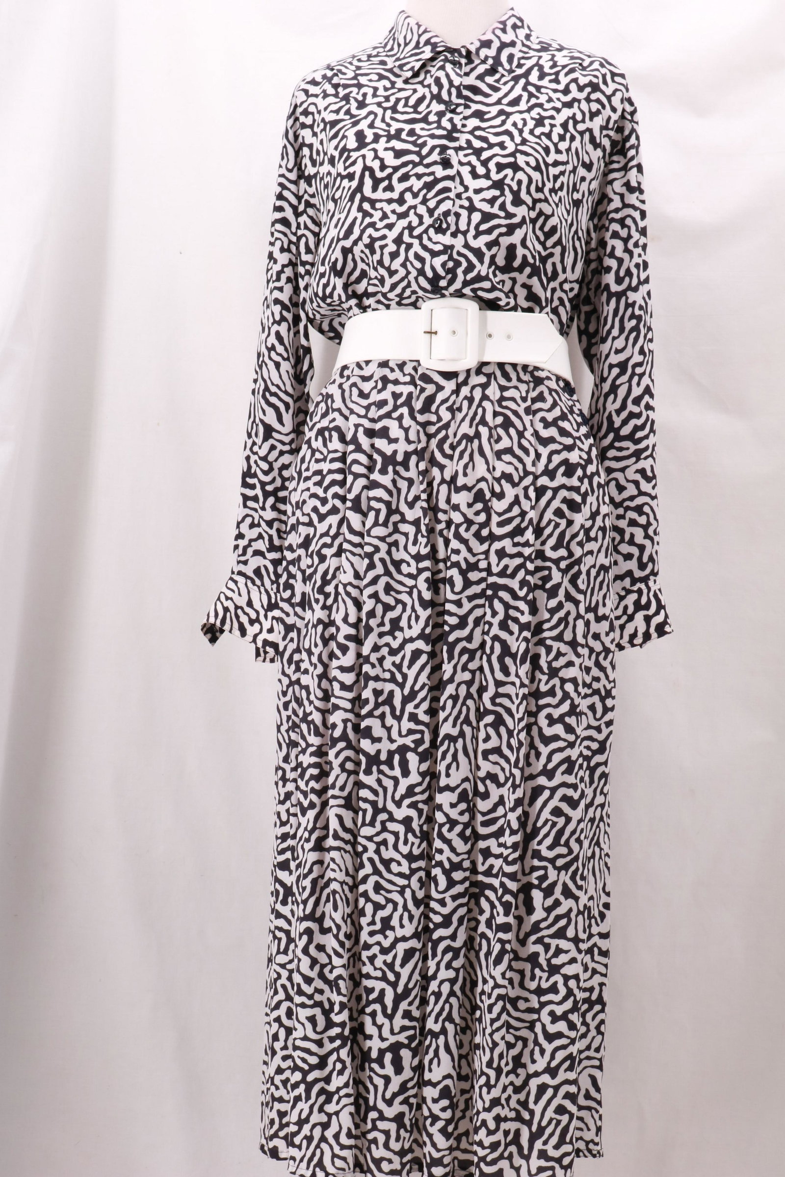 Vintage JAEGER Silk Blend Skirt Set Made in England: Vintage JAEGER Silk Blend Skirt Set. Classic tailoring on the blouse and skirt is full and pleated. Flowy fabric with great design. Soiling or bleed at the front left collar. Approximate measurements: