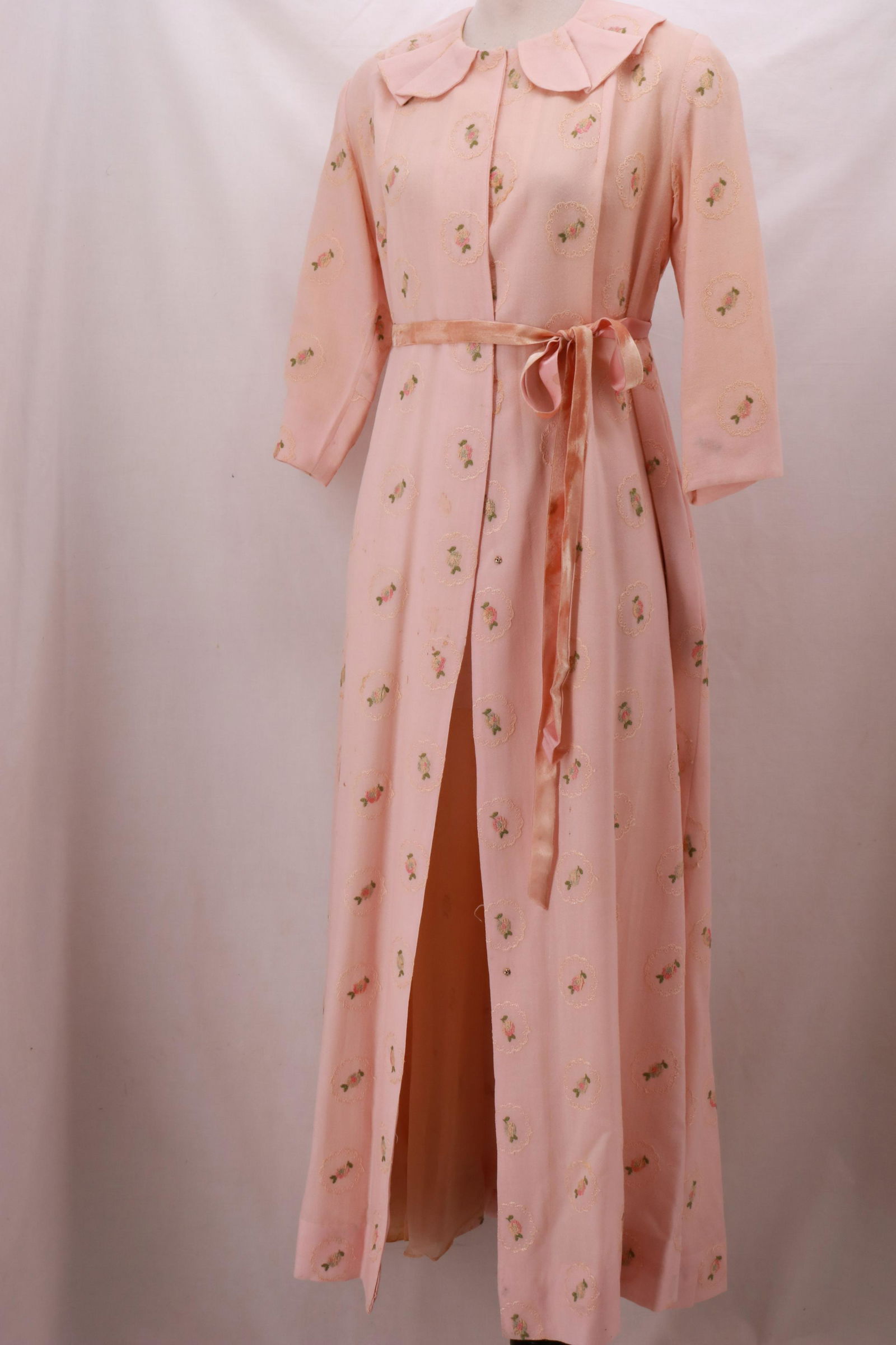 Vintage ELIZABETH ARDEN New York Embroidered Robe (1 of 20)