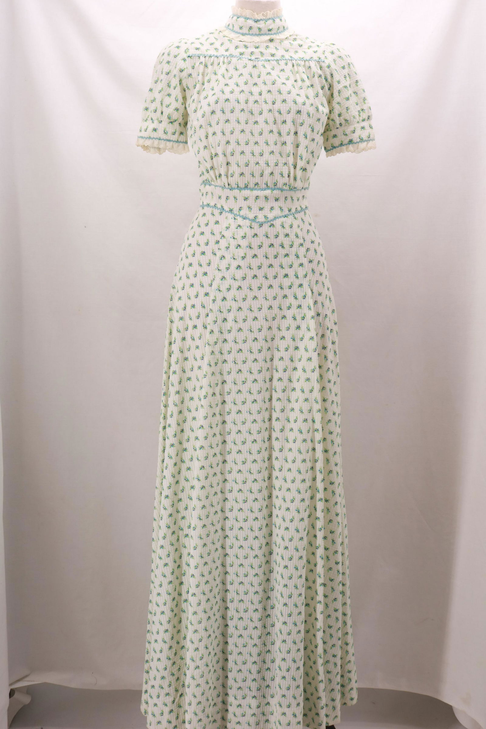 Vintage 1970's CALIFORNIA LOOK Cotton Seersucker Floral: Vintage 1970's CALIFORNIA LOOK Cotton Seersucker Floral Full Length Dress with eyelet lace accent at the neck and arm cuffs. Baby blue mini rick rack accents the cuff and waist. 22" rear zipper openin