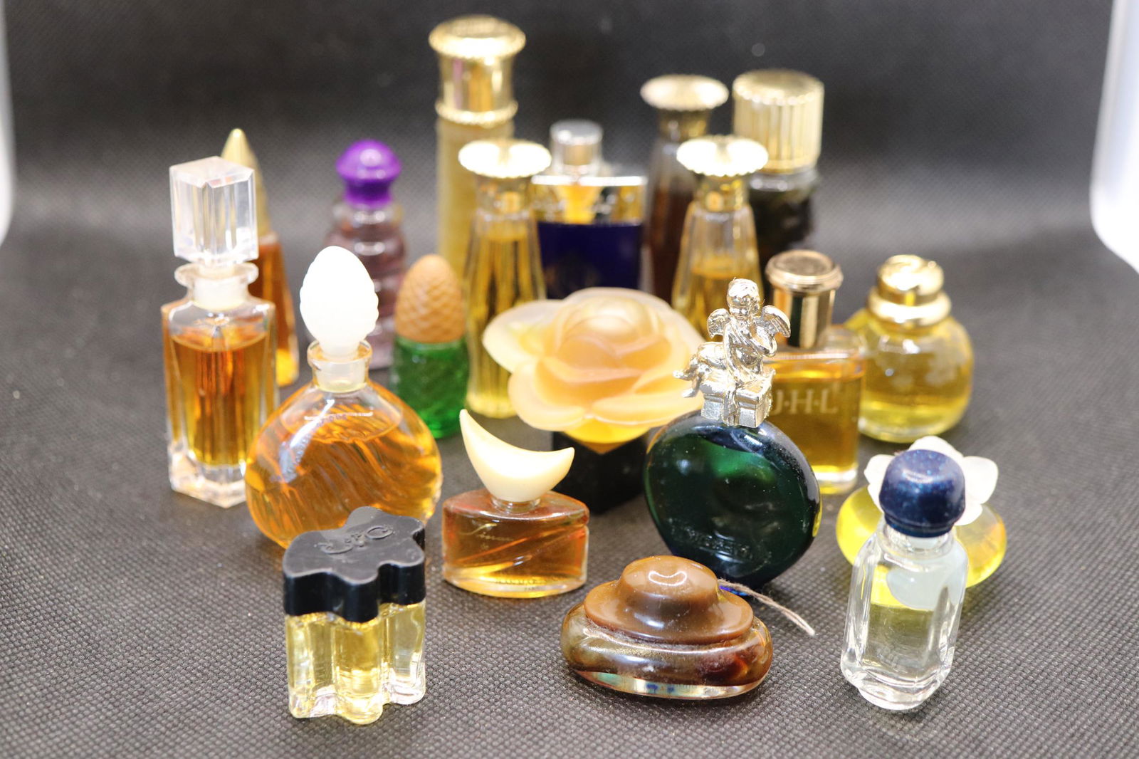 Lot of 20 Vintage Purfumes: Givenchy, Ralph Lauren, halston night, and more