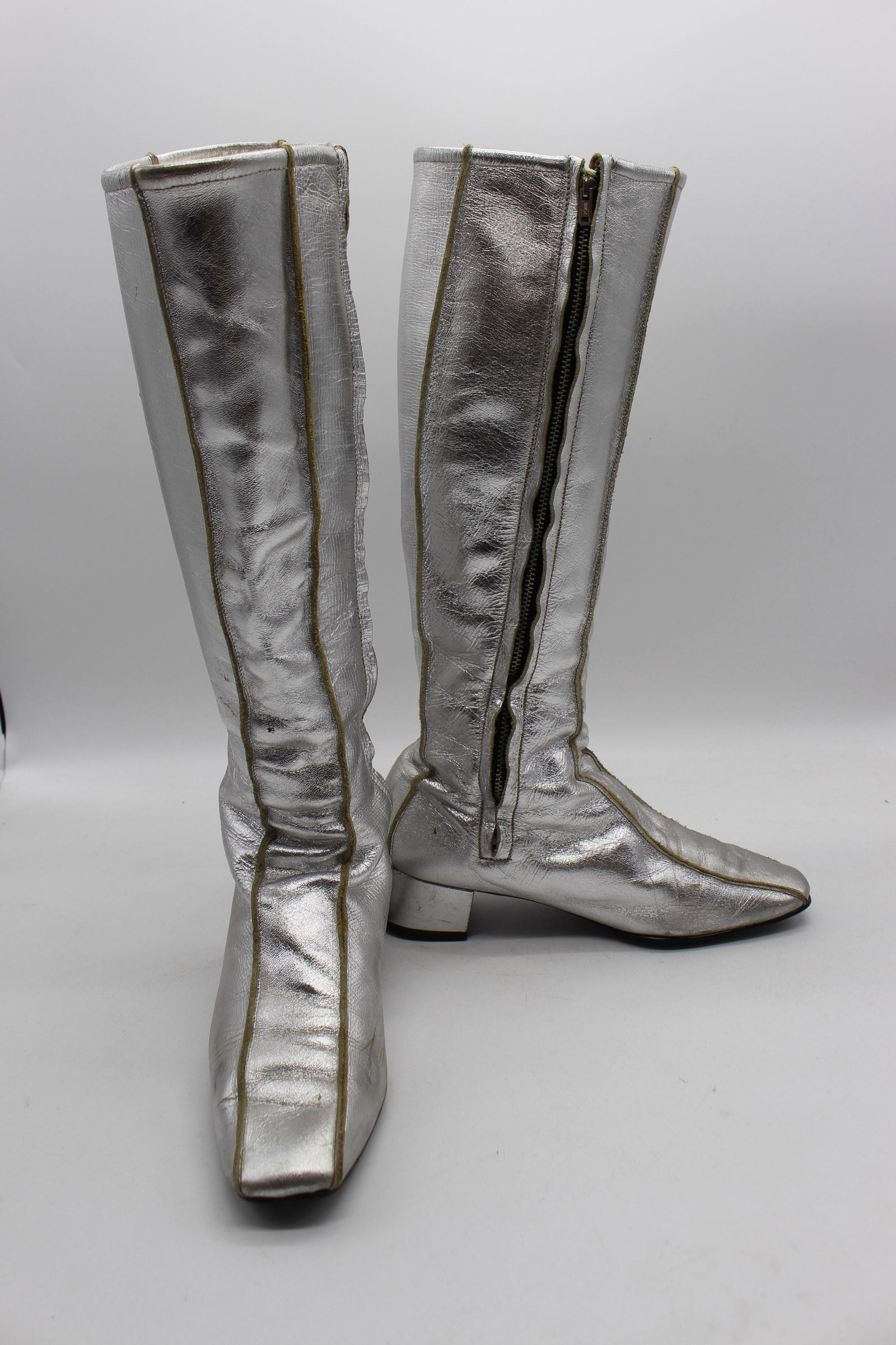 Vintage Kickerino 1970's Silver Leather Disco Boots: great knee high boots, square toe with 1 3/4 inch heels, size 8, full side zipper