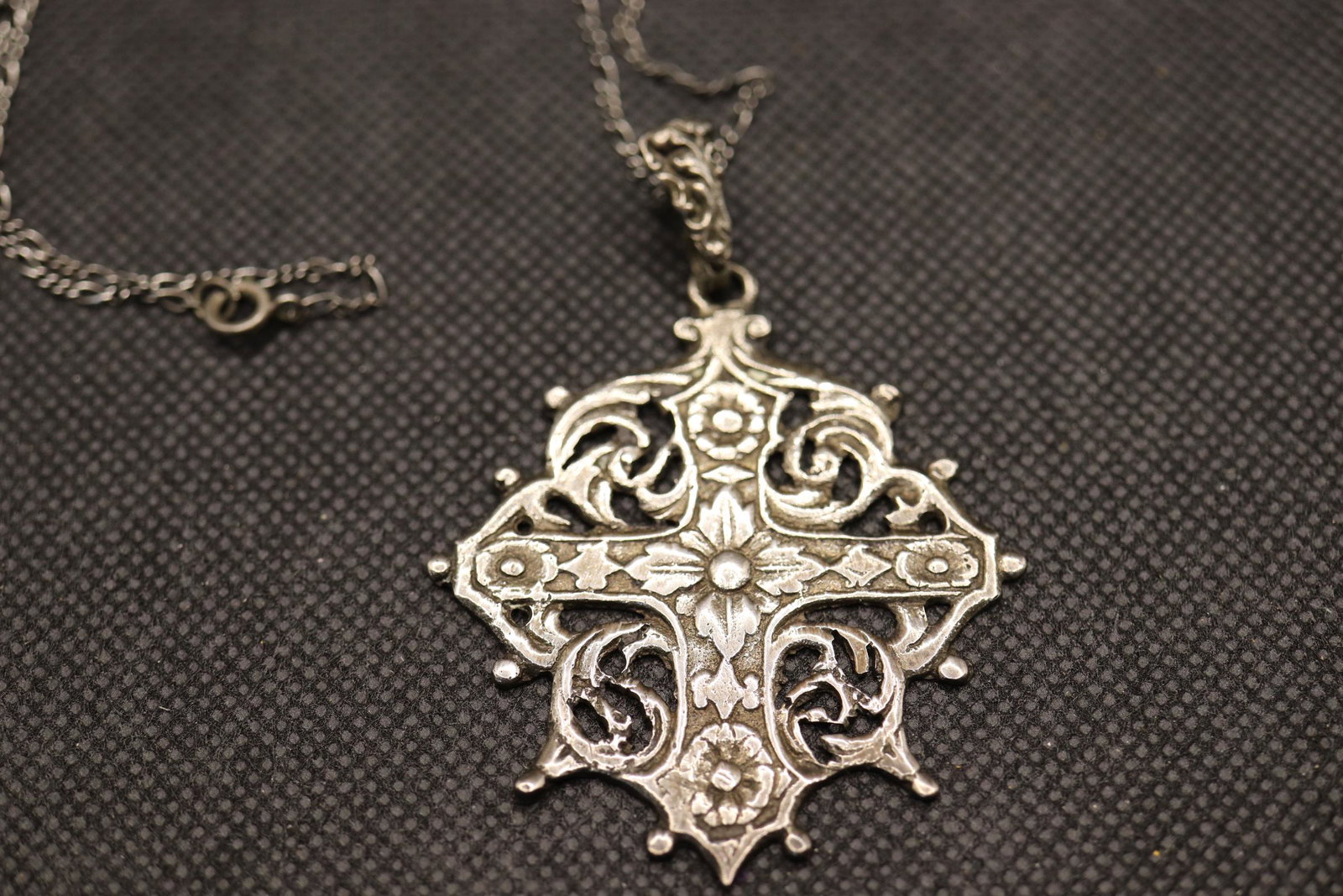 Antique Peruzzi Italian 800 Silver Medallion Cross: Antique Peruzzi Italian 800 silver medalion cross pendant and link chain necklace, approx. 2 5/8 pendant, and 24 inch chain