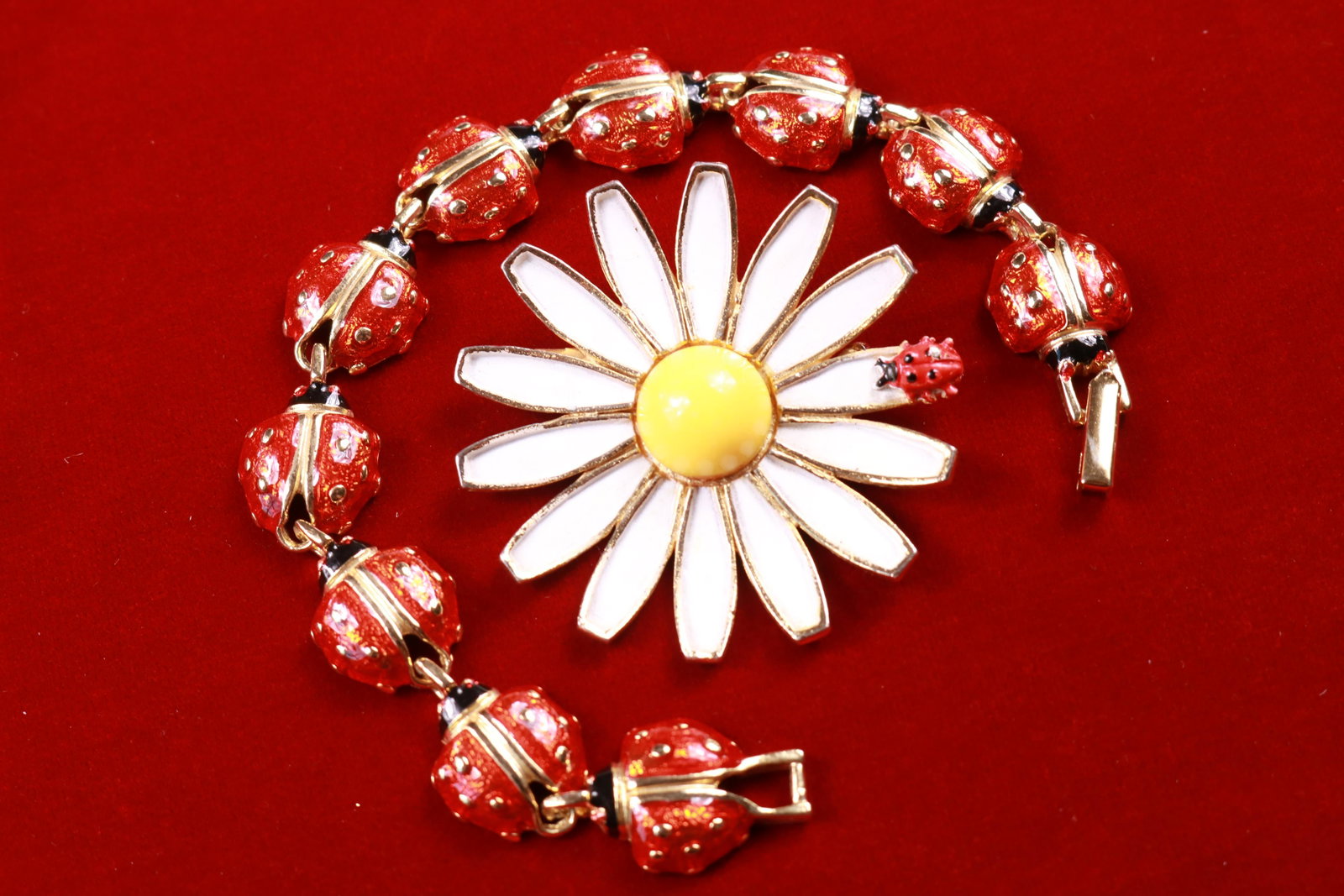 Vintage Lady Bug Costume Jewelry Lot Weiss Pin: Charming enamel lady bug bracelet and a WEISS Daisy with lady bug pin/brooch. Pin measures 2" and the lady bug bracelet is about 7.75" long.