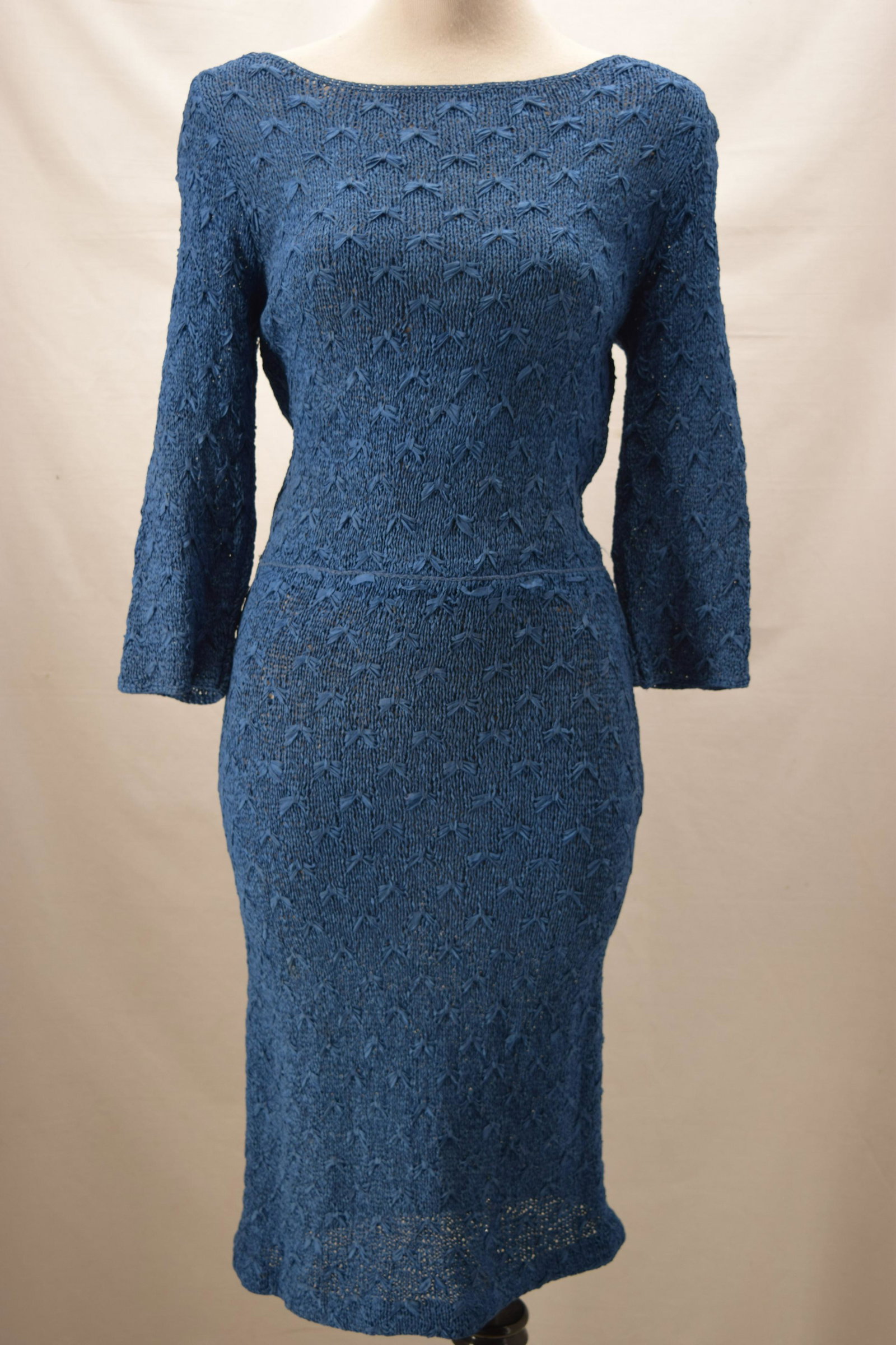 1950'S BLUE RIBBON KNIT DRESS: BUST 36 WAIST 30, body con style ribbon dress, scoop neck, 3/4 length sleeves, sits low on waist, side zipper, nice condition