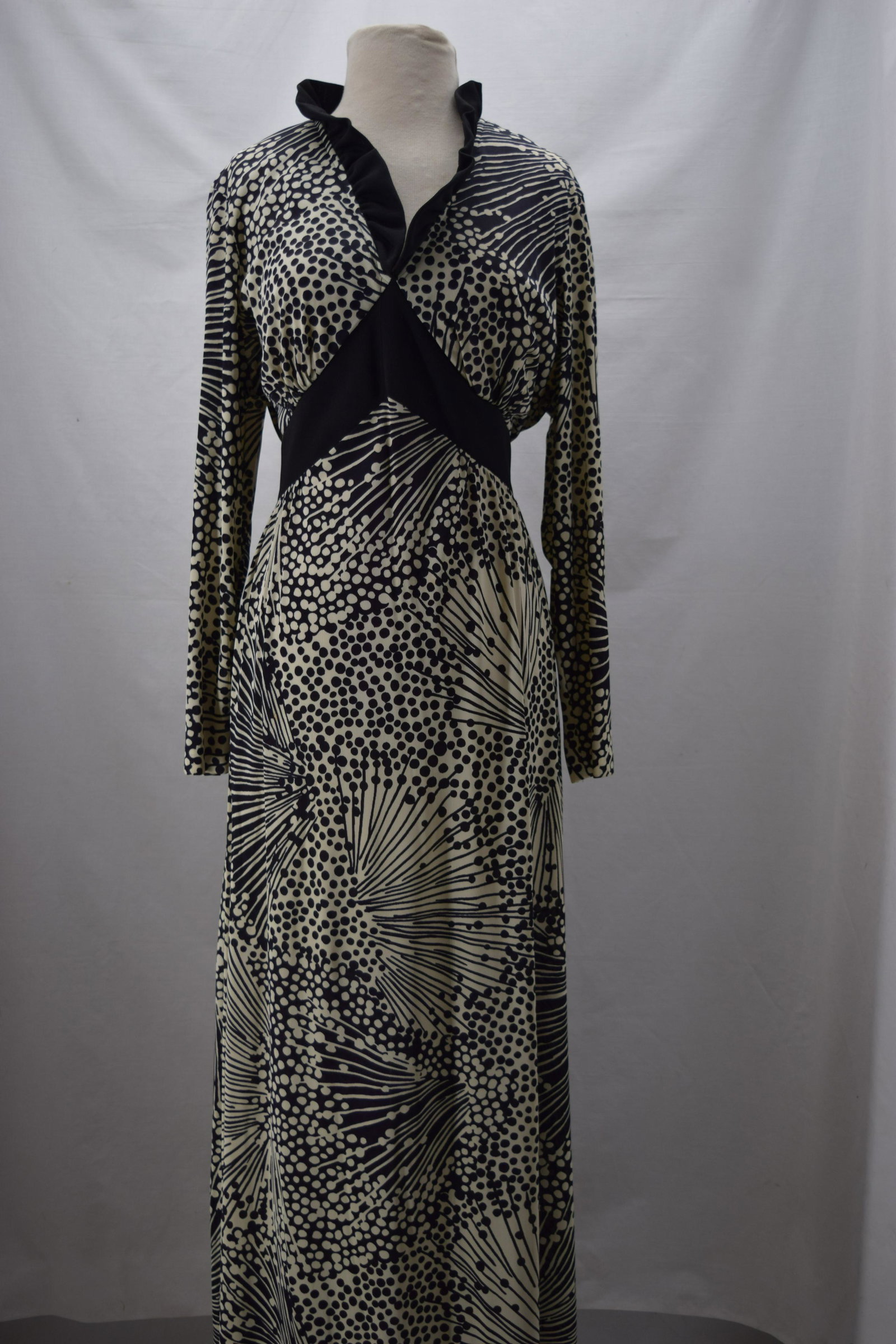 1970'S FULL LENGTH GRAPHIC BLACK AND WHITE GOWN: BUST 44 WAIST 38, Polyester fabric, Full length with sleeves. Good condition.